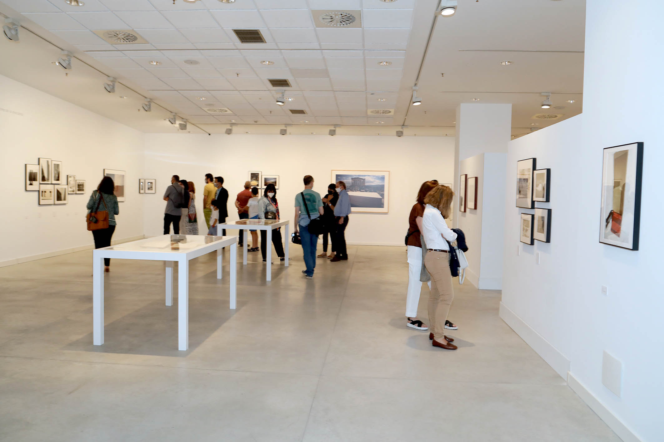 Inauguración Exposición Ramón Masats - Imagen del público en general recorriendo la exposición.