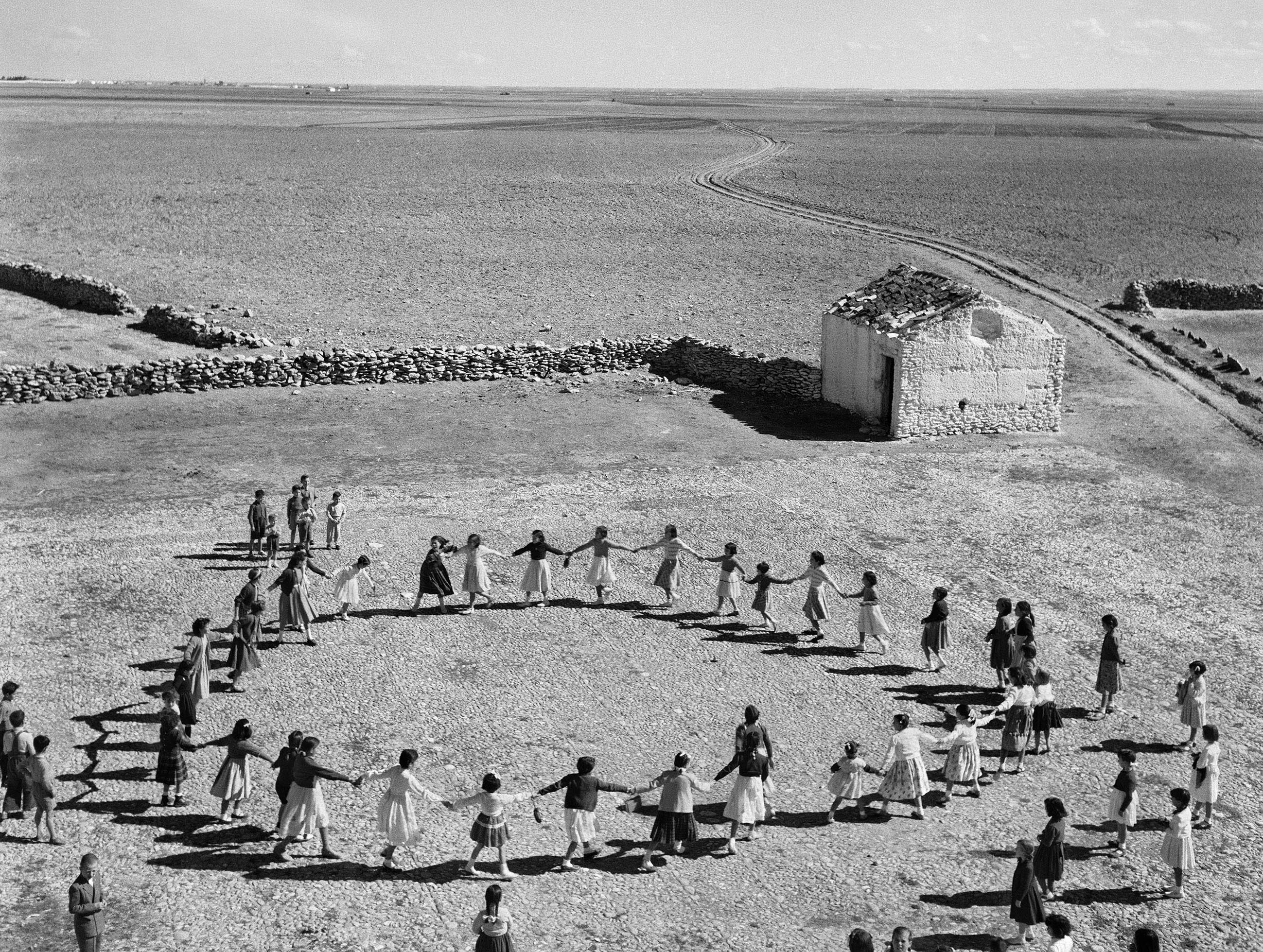 'La luz domesticada' muestra obras imprescindibles de Nicolás Muller, pionero del compromiso fotográfico 'La luz domesticada' muestra obras imprescindibles de Nicolás Muller, pionero del compromiso fotográfico