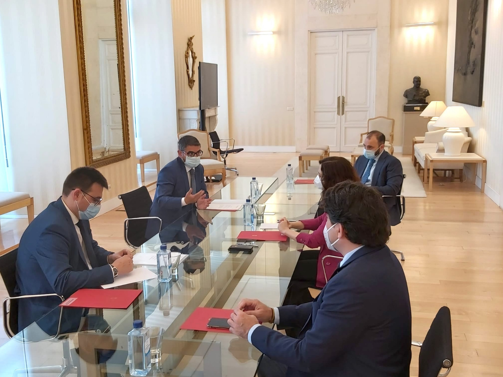 El alcalde y el vicealcalde se reúnen con la presidenta de la Comunidad para abordar la reactivación de Alcobendas El alcalde y el vicealcalde se reúnen con la presidenta de la Comunidad para abordar la reactivación de Alcobendas