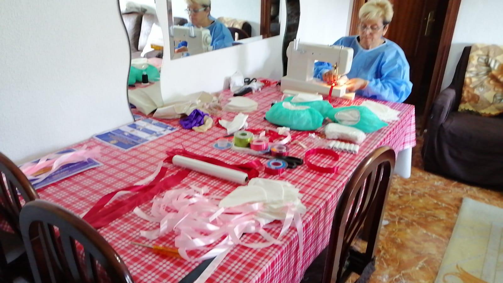 El Ayuntamiento reparte mascarillas donadas por la Fundación Claudio Galeno y cosidas por voluntarias de Alcobendas y Sanse El Ayuntamiento reparte mascarillas donadas por la Fundación Claudio Galeno y cosidas por voluntarias de Alcobendas y Sanse