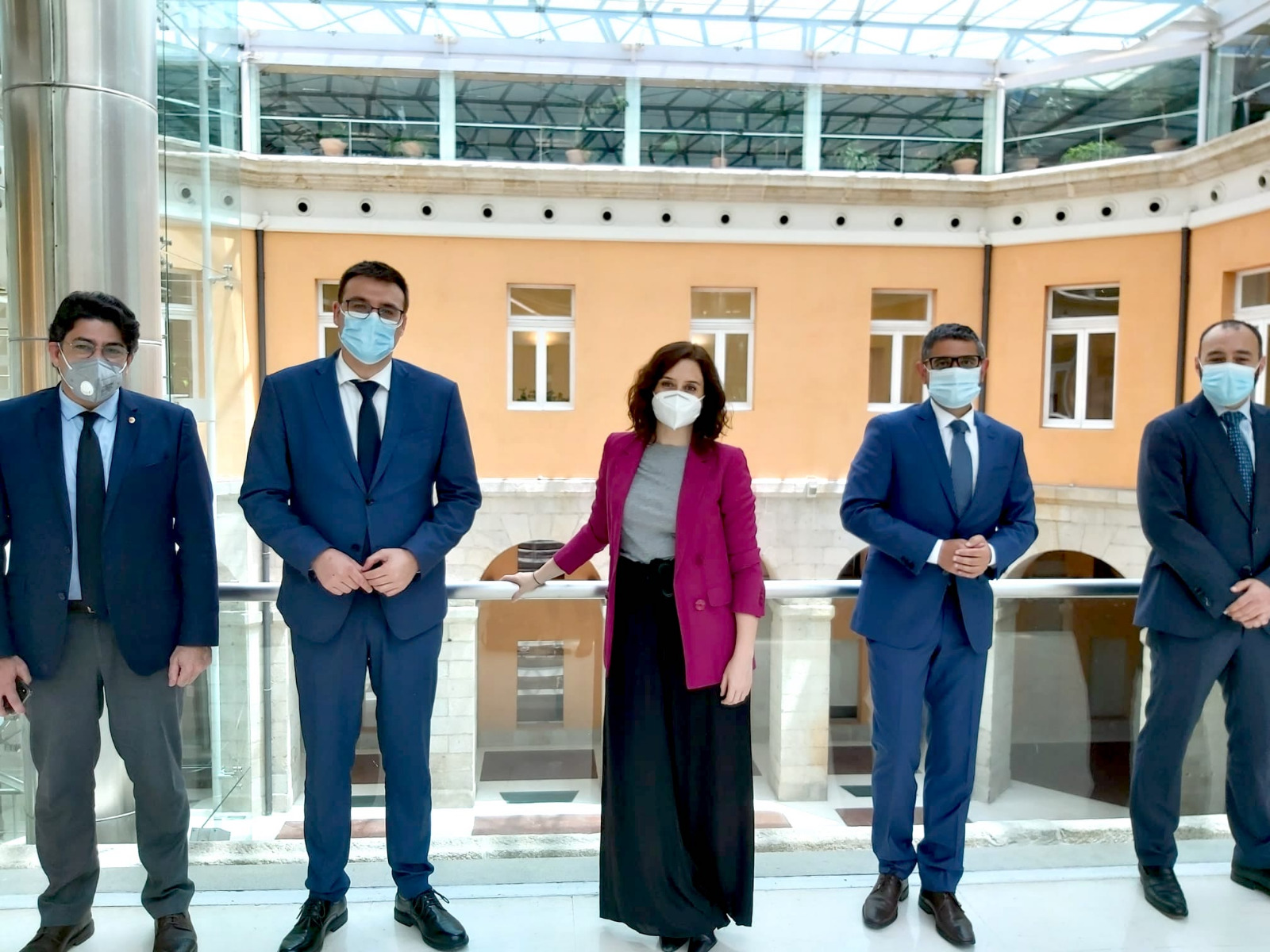 El alcalde y el vicealcalde se reúnen con la presidenta de la Comunidad para abordar la reactivación de Alcobendas El alcalde y el vicealcalde se reúnen con la presidenta de la Comunidad para abordar la reactivación de Alcobendas
