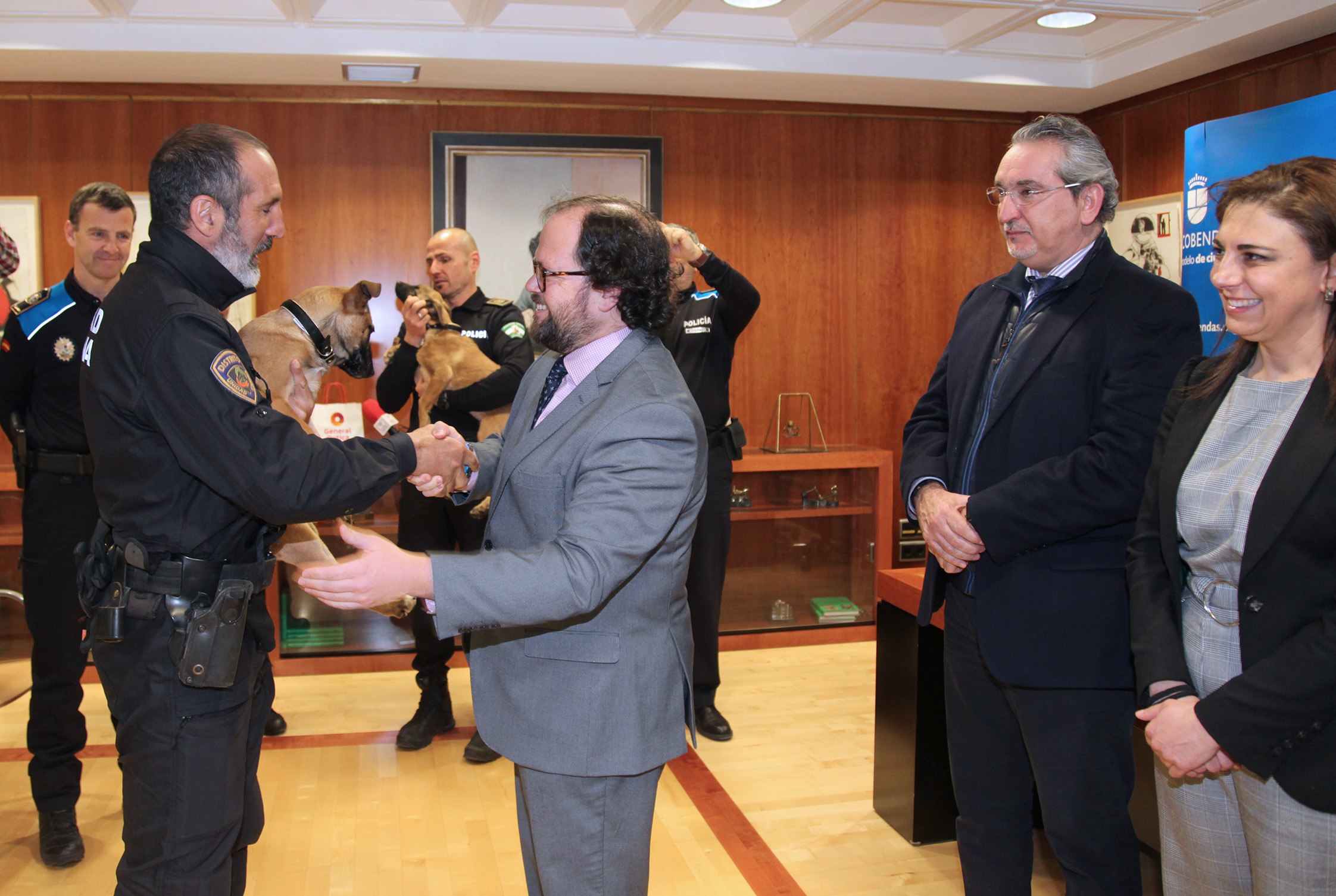 Alcobendas dona tres cachorros a la Unidad Canina de la Policía Local de Granada Alcobendas dona tres cachorros a la Unidad Canina de la Policía Local de Granada