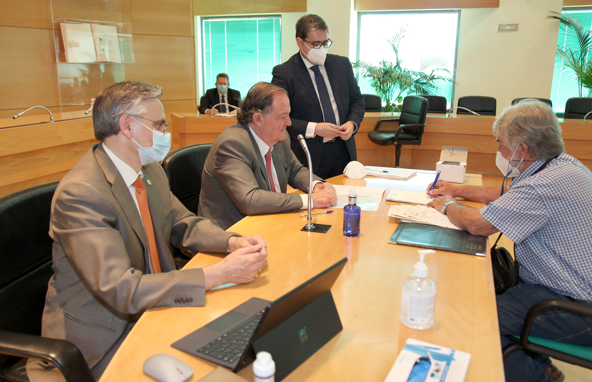 Más de un centenar de vecinos firman la escritura de las plazas de aparcamiento incluidas en la iniciativa municipal PITRAS Más de un centenar de vecinos firman la escritura de las plazas de aparcamiento incluidas en la iniciativa municipal PITRAS