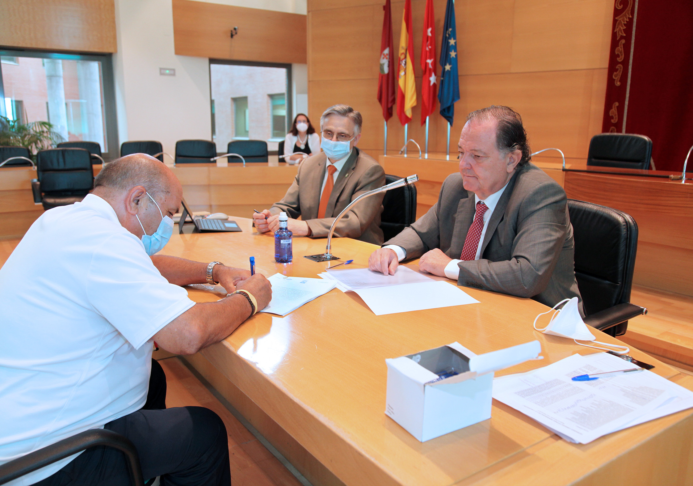 Más de un centenar de vecinos firman la escritura de las plazas de aparcamiento incluidas en la iniciativa municipal PITRAS Más de un centenar de vecinos firman la escritura de las plazas de aparcamiento incluidas en la iniciativa municipal PITRAS