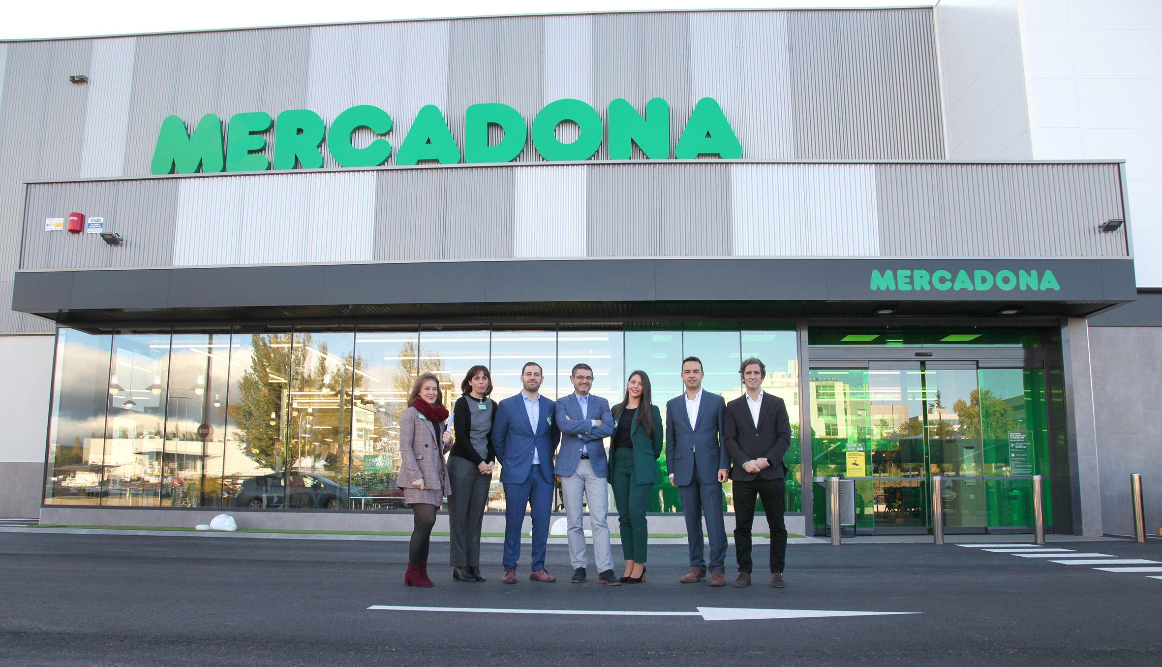 Mercadona elige Alcobendas para abrir un nuevo supermercado eficiente que ha supuesto una inversión de 3 millones de euros y la creación de 54 puestos de trabajo Mercadona elige Alcobendas para abrir un nuevo supermercado eficiente que ha supuesto una inversión de 3 millones de euros y la creación de 54 puestos de trabajo