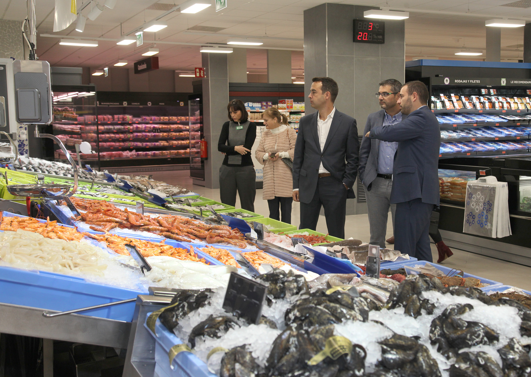 Mercadona elige Alcobendas para abrir un nuevo supermercado eficiente que ha supuesto una inversión de 3 millones de euros y la creación de 54 puestos de trabajo Mercadona elige Alcobendas para abrir un nuevo supermercado eficiente que ha supuesto una inversión de 3 millones de euros y la creación de 54 puestos de trabajo