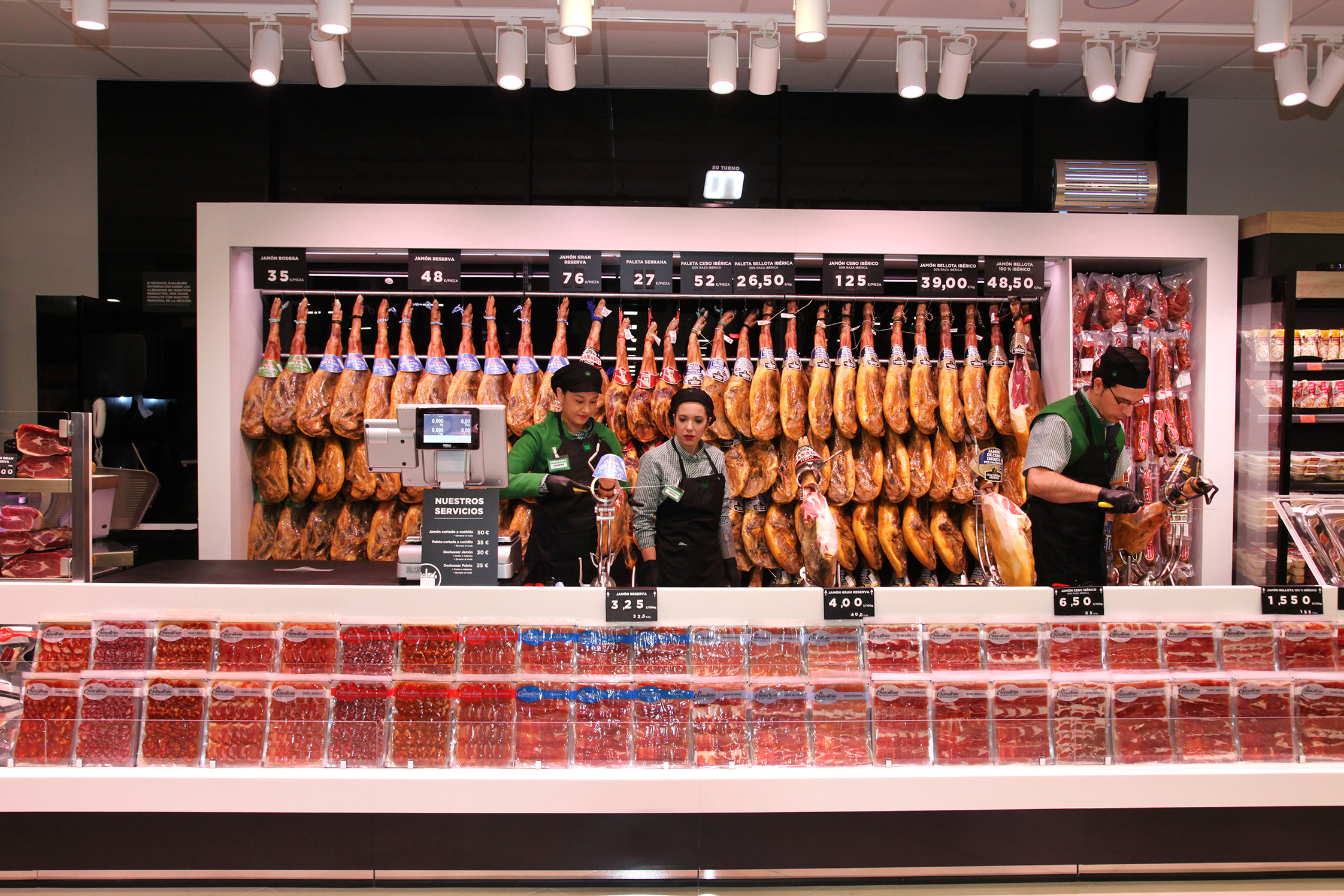 Mercadona elige Alcobendas para abrir un nuevo supermercado eficiente que ha supuesto una inversión de 3 millones de euros y la creación de 54 puestos de trabajo Mercadona elige Alcobendas para abrir un nuevo supermercado eficiente que ha supuesto una inversión de 3 millones de euros y la creación de 54 puestos de trabajo