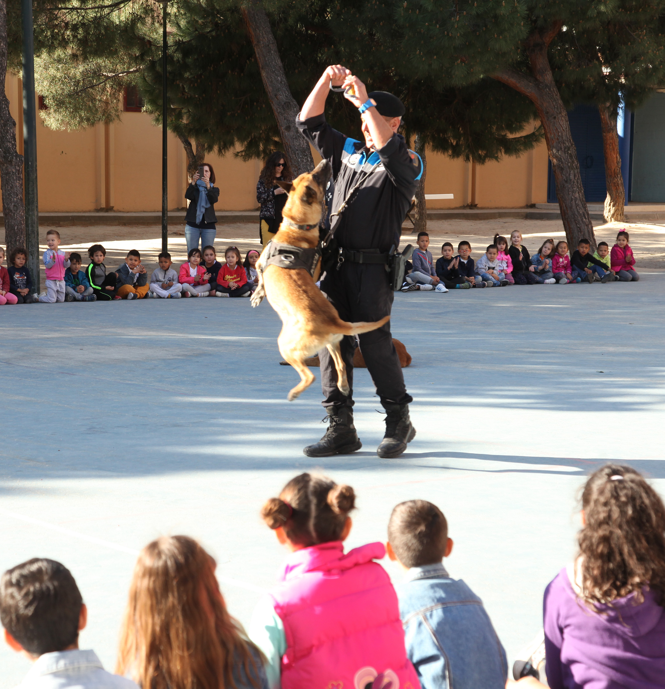 Duque, el perro de la Unidad Canina de la Policía Local de Alcobendas, ayuda a alumnos con autismo a mejorar sus capacidades Duque, el perro de la Unidad Canina de la Policía Local de Alcobendas, ayuda a alumnos con autismo a mejorar sus capacidades