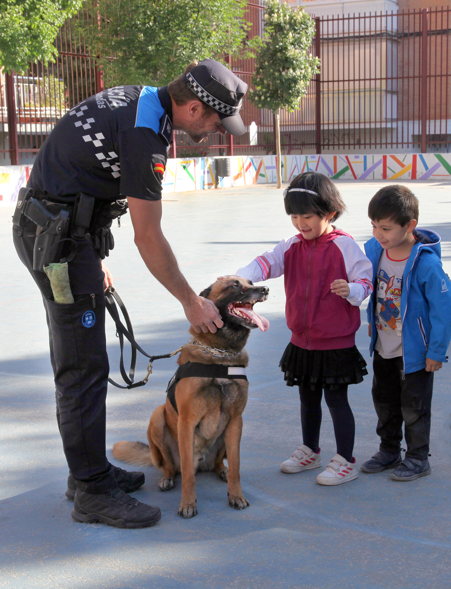Duque, el perro de la Unidad Canina de la Policía Local de Alcobendas, ayuda a alumnos con autismo a mejorar sus capacidades Duque, el perro de la Unidad Canina de la Policía Local de Alcobendas, ayuda a alumnos con autismo a mejorar sus capacidades