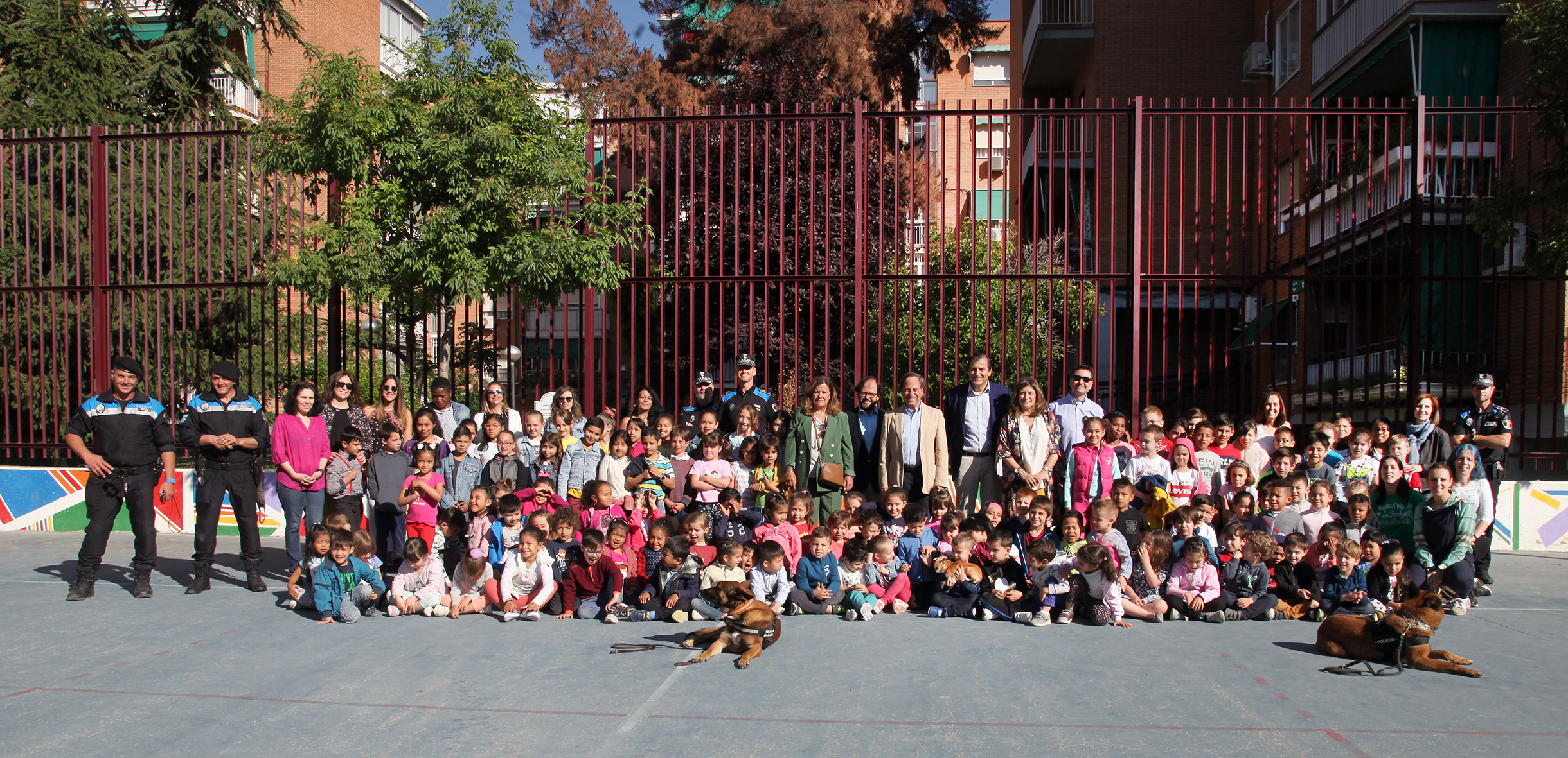 Duque, el perro de la Unidad Canina de la Policía Local de Alcobendas, ayuda a alumnos con autismo a mejorar sus capacidades Duque, el perro de la Unidad Canina de la Policía Local de Alcobendas, ayuda a alumnos con autismo a mejorar sus capacidades