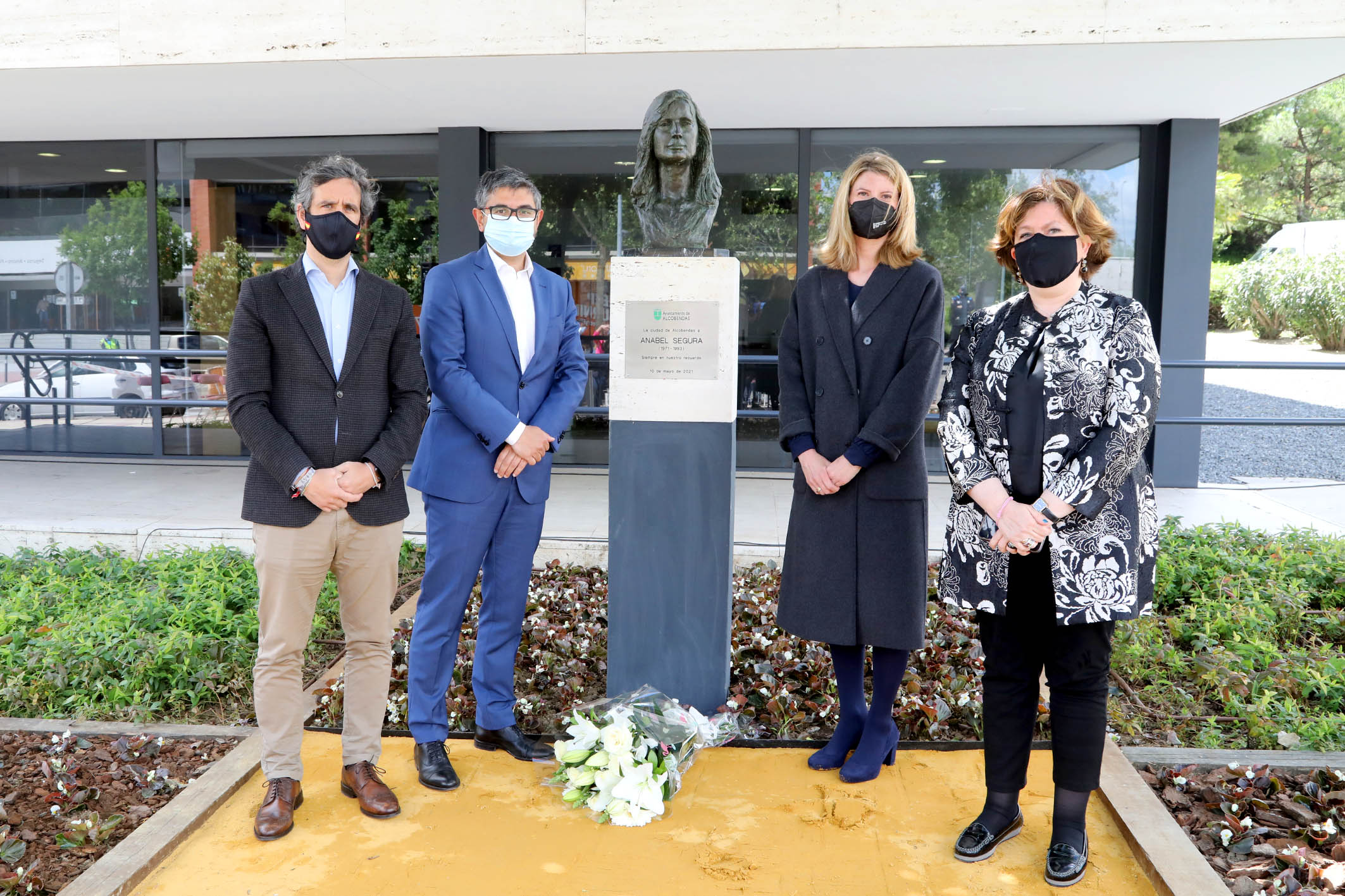 Inaugurado un busto y una placa en homenaje a la joven Anabel Segura Inaugurado un busto y una placa en homenaje a la joven Anabel Segura