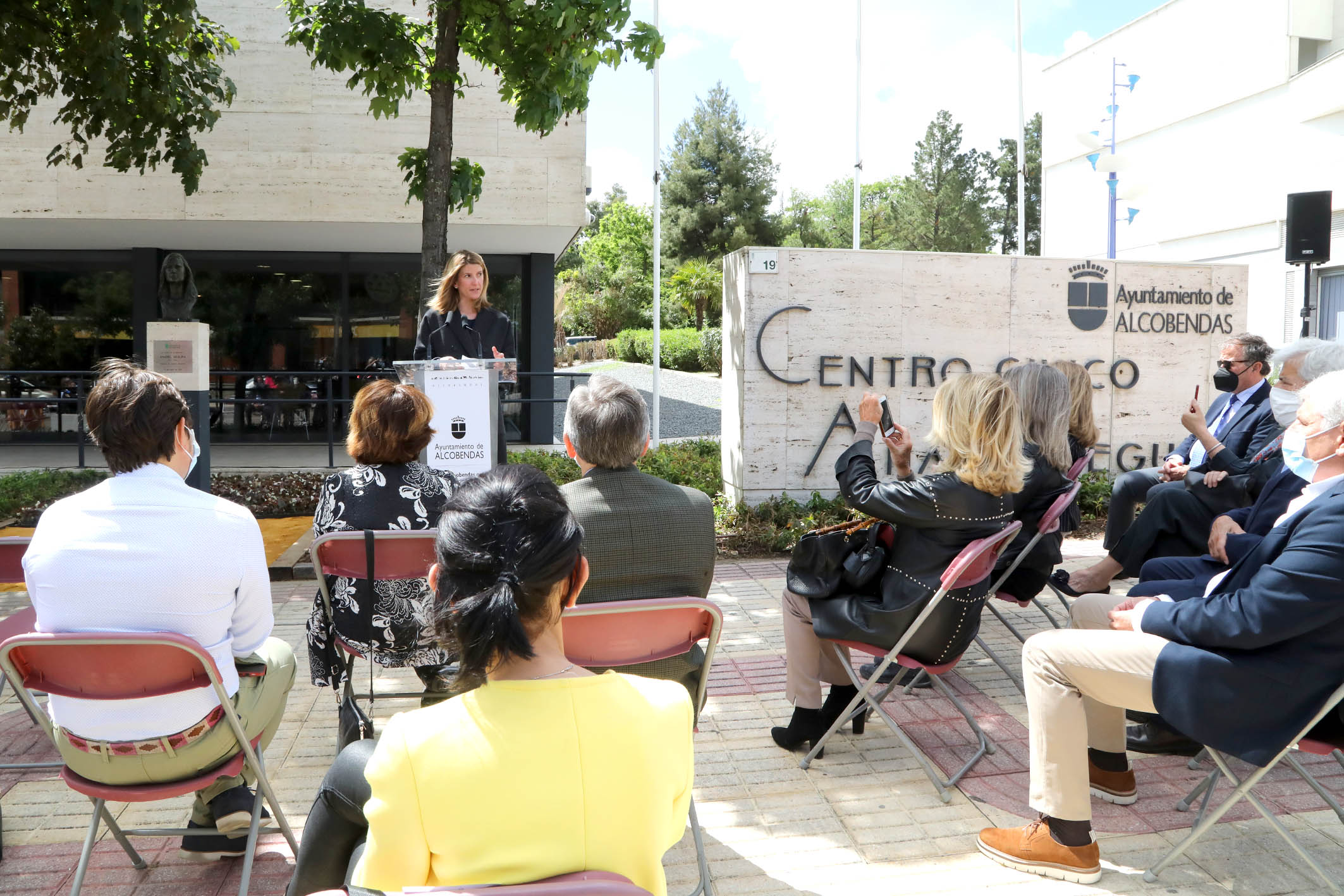 Inaugurado un busto y una placa en homenaje a la joven Anabel Segura Inaugurado un busto y una placa en homenaje a la joven Anabel Segura