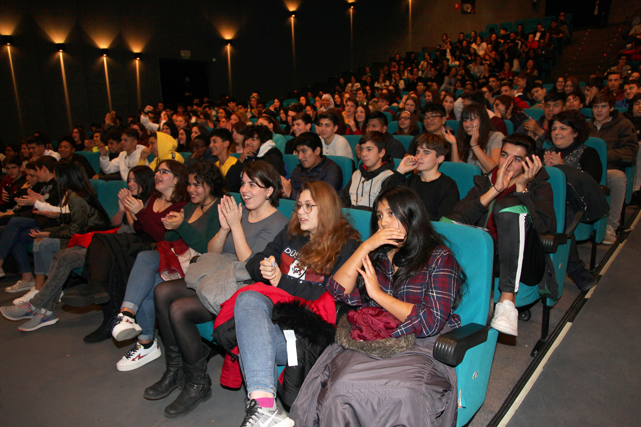 Centenares de alumnos de secundaria participaron hoy en la Jornada 'Alcobendas por un futuro sin violencia' Centenares de alumnos de secundaria participaron hoy en la Jornada 'Alcobendas por un futuro sin violencia'