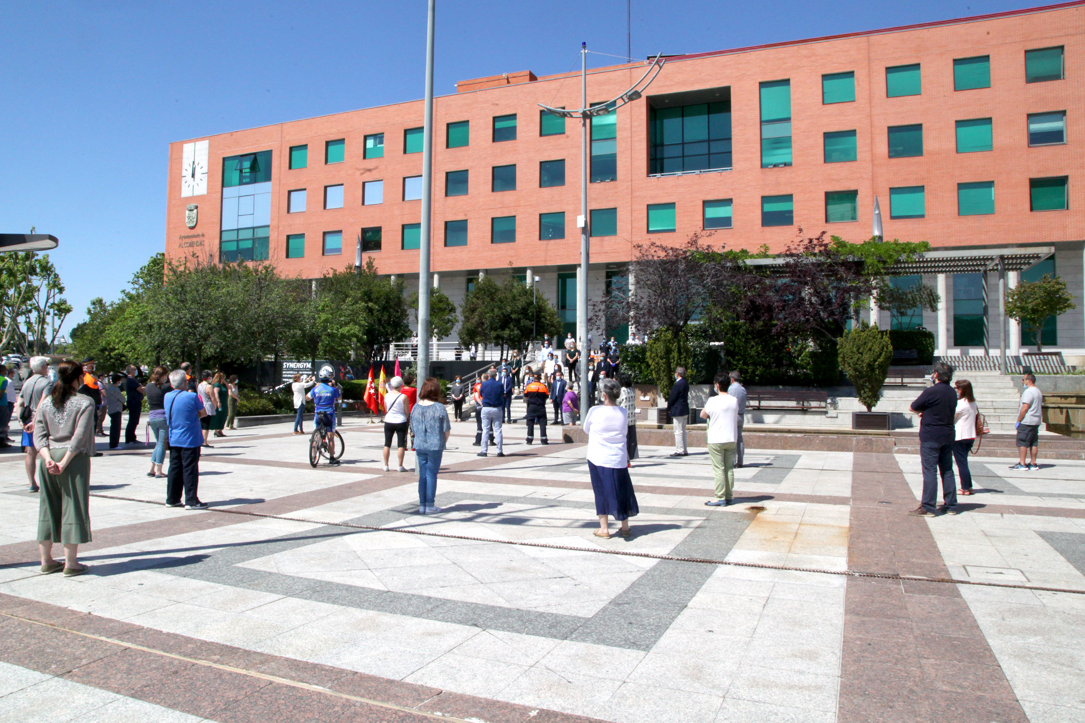 Alcobendas ha guardado un minuto de silencio en memoria de las víctimas del COVID-19 Alcobendas ha guardado un minuto de silencio en memoria de las víctimas del COVID-19