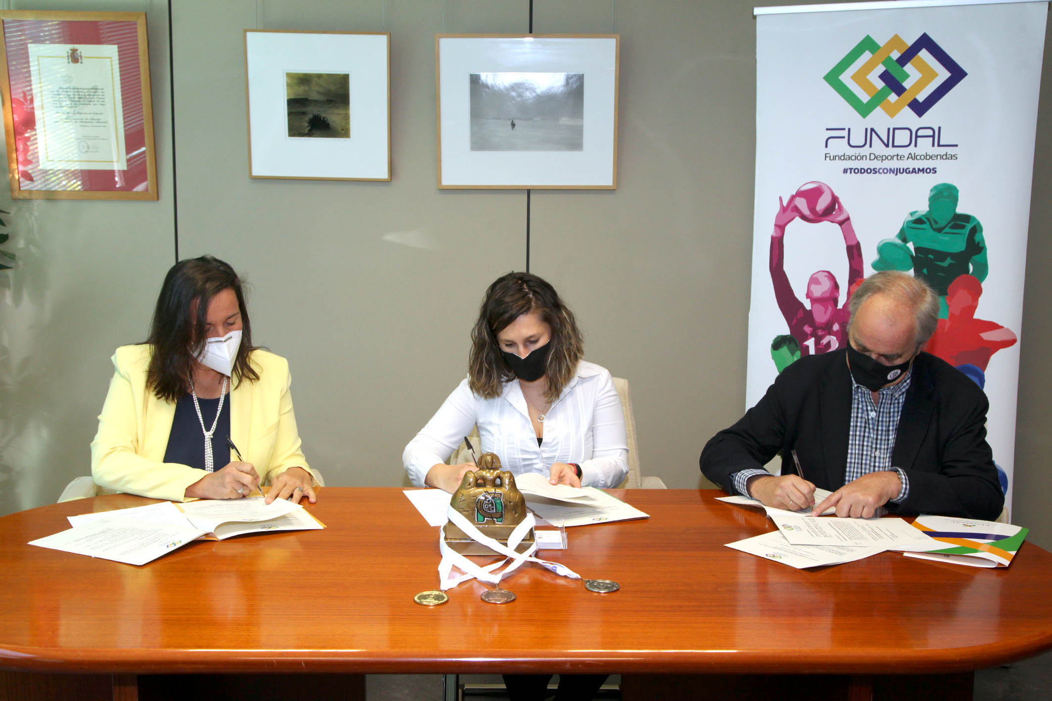 Firma de convenio entre el Club Baloncesto Alcobendas, FUNDAL y PACISA y NCS Firma de convenio entre el Club Baloncesto Alcobendas, FUNDAL y PACISA y NCS