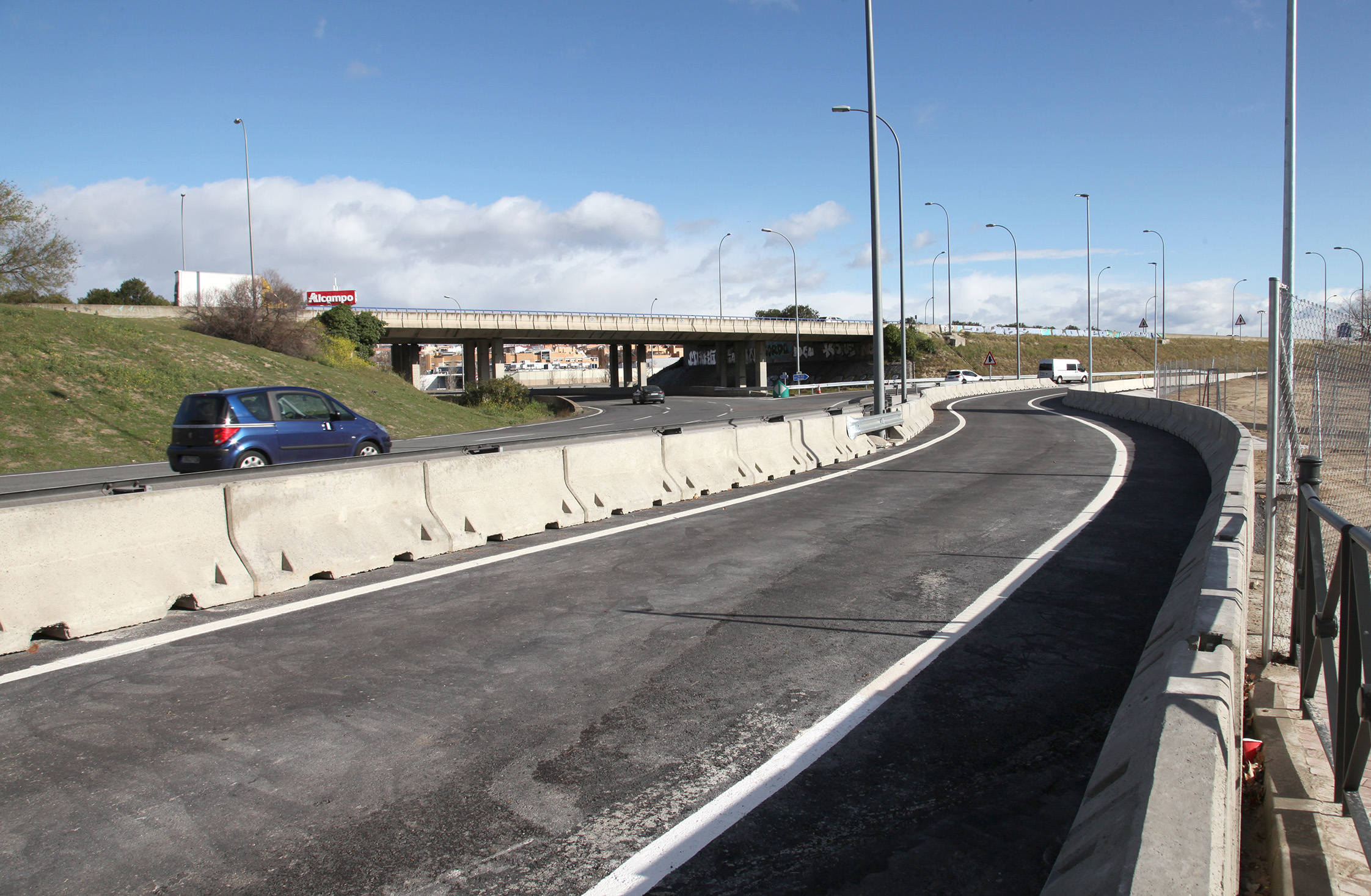 El tercer carril de la rotonda de Diversia mejora el acceso a la A-1 para 12.000 trabajadores El tercer carril de la rotonda de Diversia mejora el acceso a la A-1 para 12.000 trabajadores