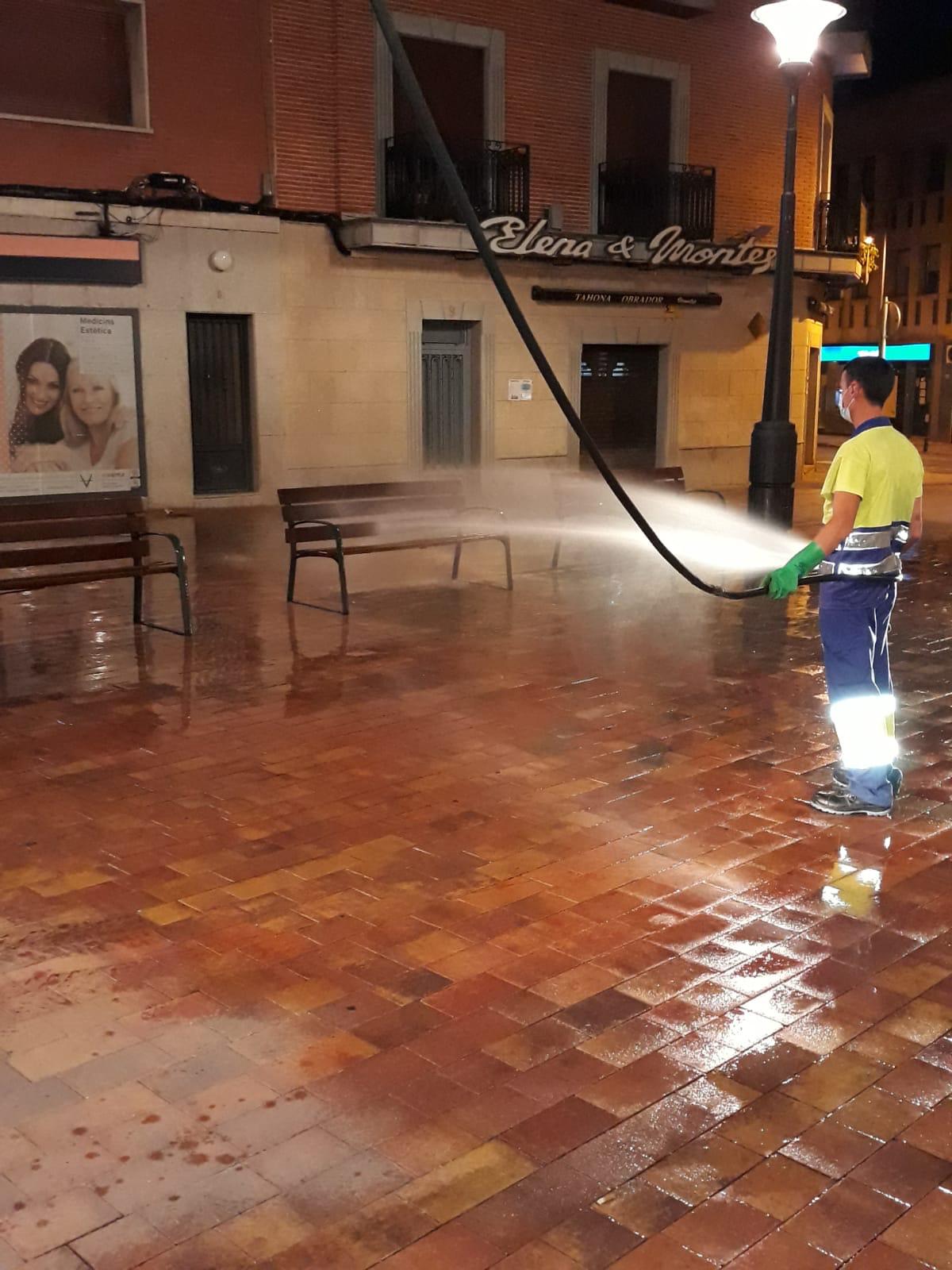 Los servicios de limpieza de Alcobendas desinfectan calles y mobiliario urbano cada noche Los servicios de limpieza de Alcobendas desinfectan calles y mobiliario urbano cada noche