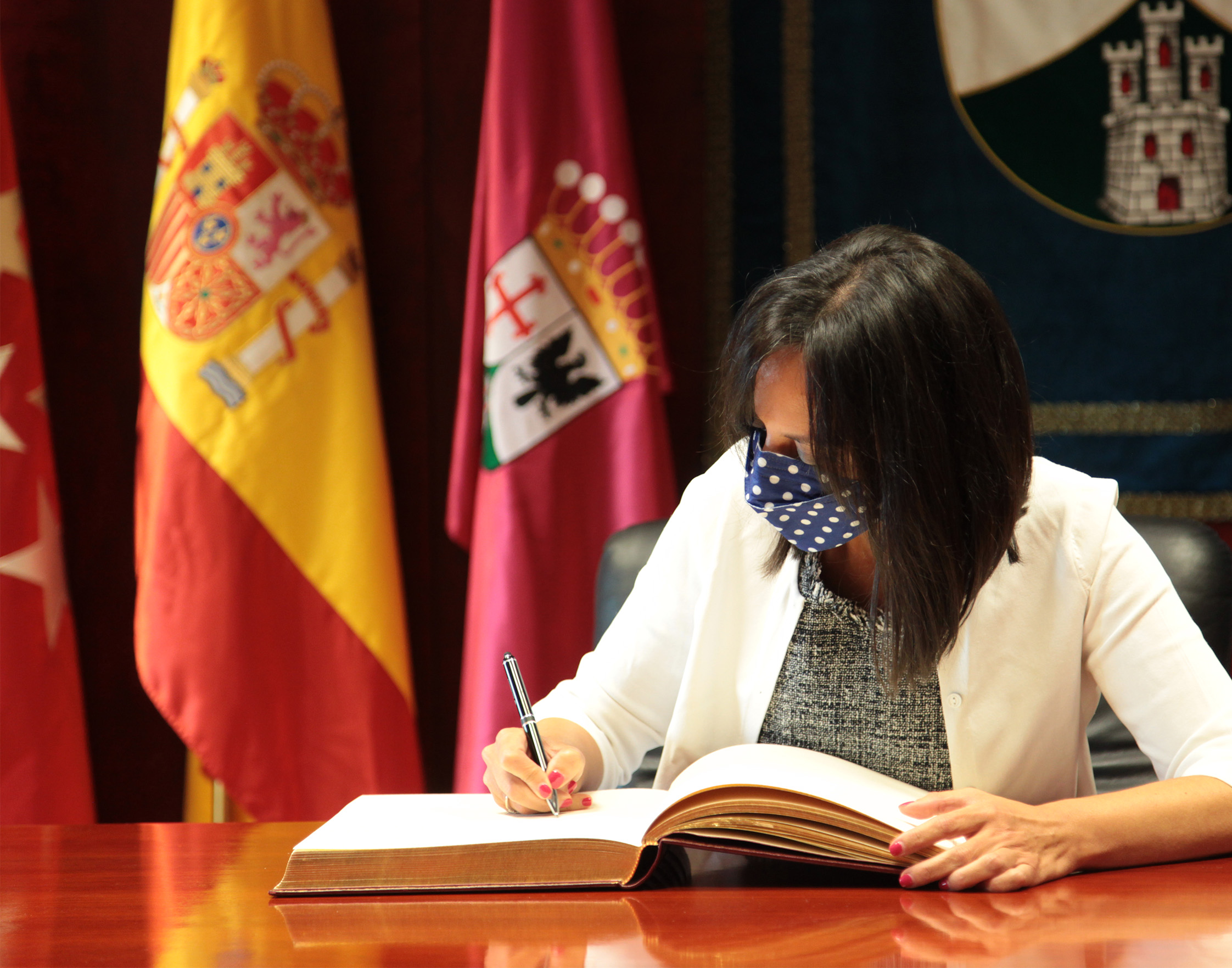 delegada gobierno firma libro honor.jpg