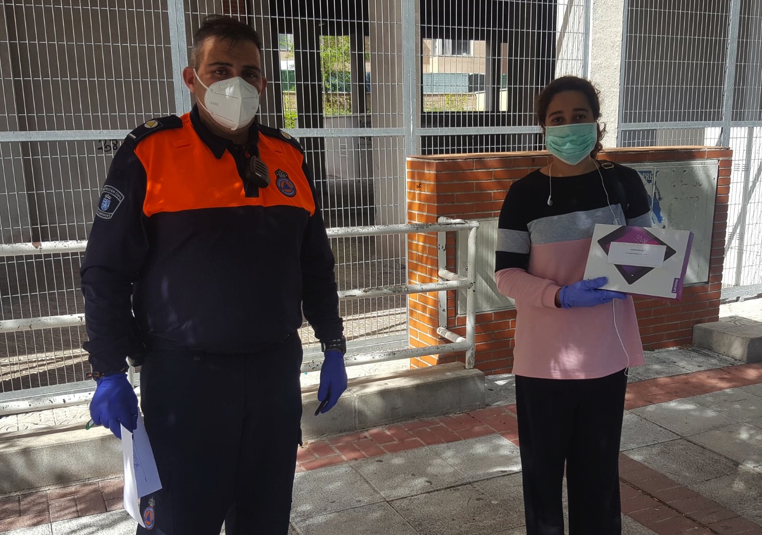 Alcobendas ha repartido tabletas y libros escolares a 189 estudiantes “para no dejar a nadie atrás” Alcobendas ha repartido tabletas y libros escolares a 189 estudiantes “para no dejar a nadie atrás”