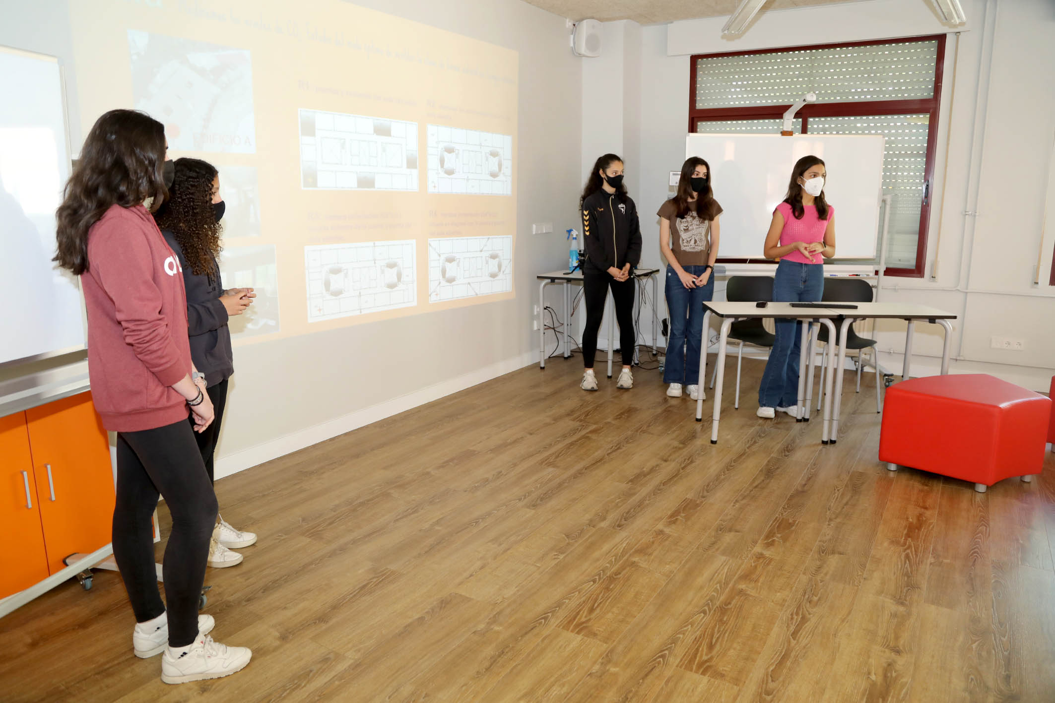 Seis alumnas del Giner de los Ríos, premiadas por un proyecto sobre calidad del aire Seis alumnas del Giner de los Ríos, premiadas por un proyecto sobre calidad del aire