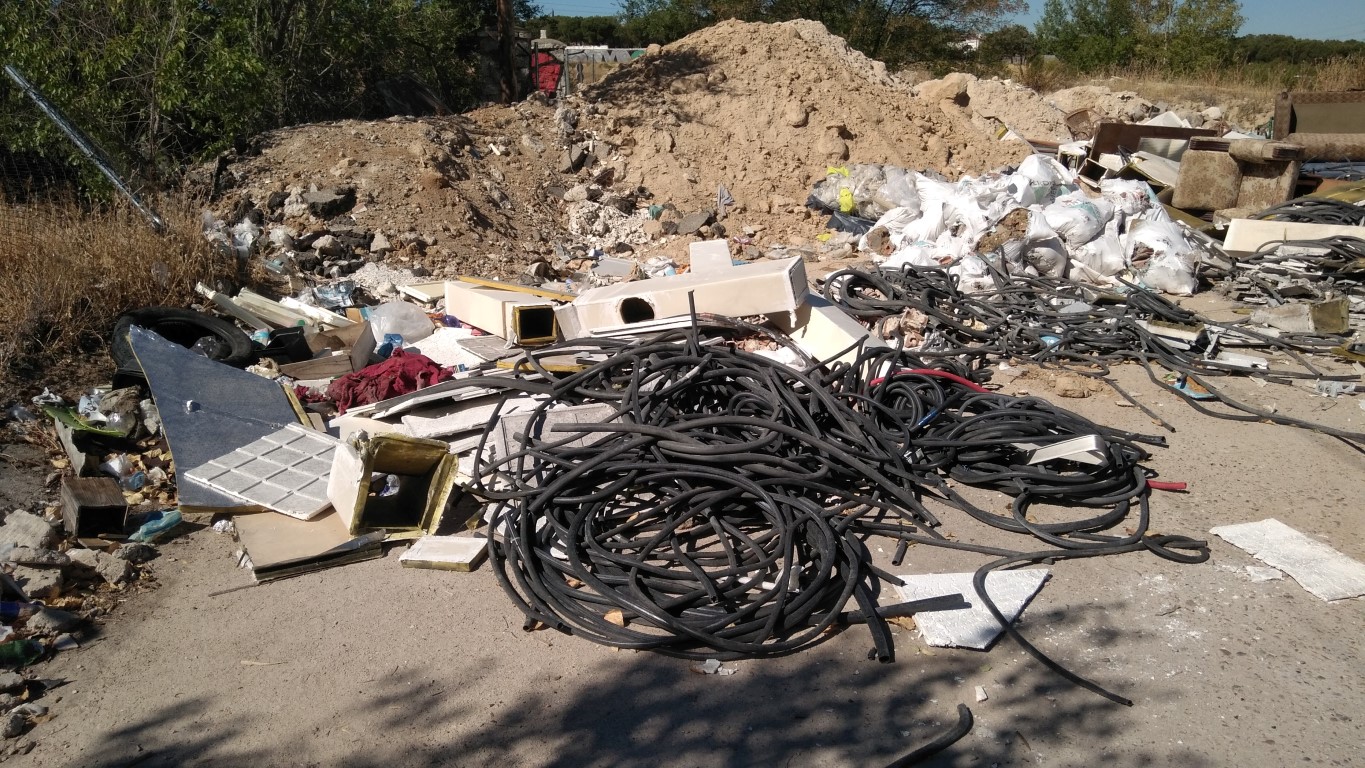 Retirada de residuos en el acceso al antiguo vertedero Retirada de residuos en el acceso al antiguo vertedero