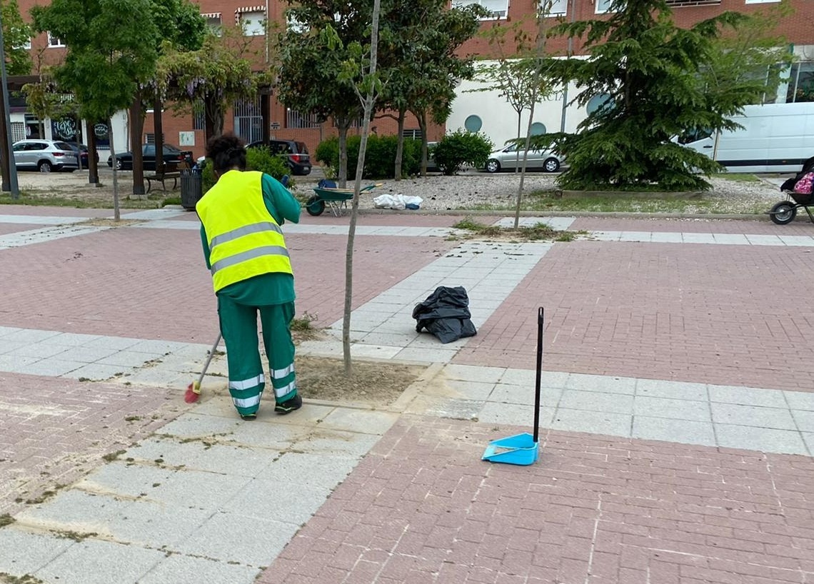 Alcobendas elimina las malas hierbas de la vía pública Alcobendas elimina las malas hierbas de la vía pública