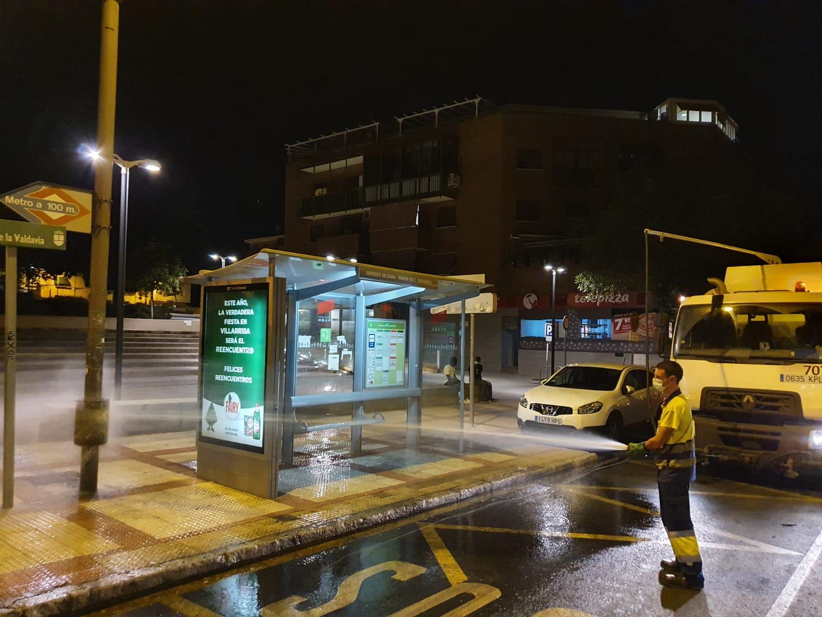 Los servicios de limpieza de Alcobendas desinfectan calles y mobiliario urbano cada noche Los servicios de limpieza de Alcobendas desinfectan calles y mobiliario urbano cada noche