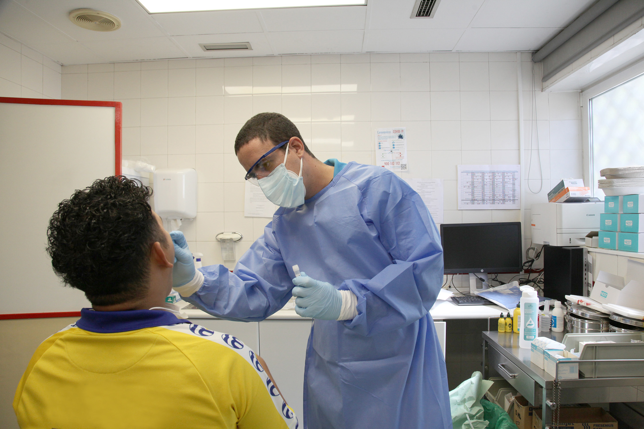 Mil vecinos de Alcobendas acuden hasta las 20 horas a realizarse la prueba PCR de Covid-19 Mil vecinos de Alcobendas acuden hasta las 20 horas a realizarse la prueba PCR de Covid-19