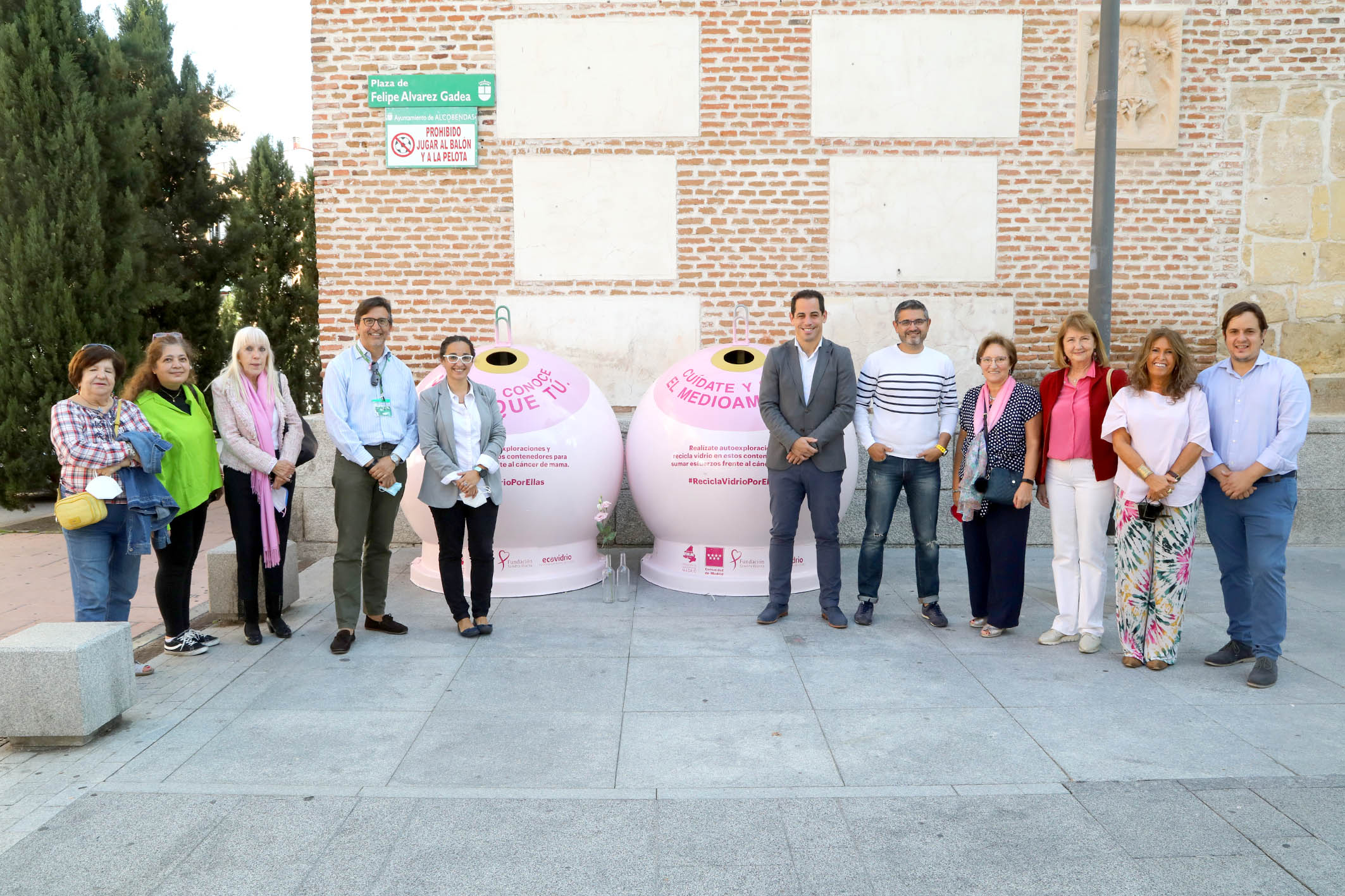 Presentación Campaña "Por Ella" de EcoVidrio - Imagen de las autoridades asistentes al acto posando junto a los dos contenedores de EcoVidrio.