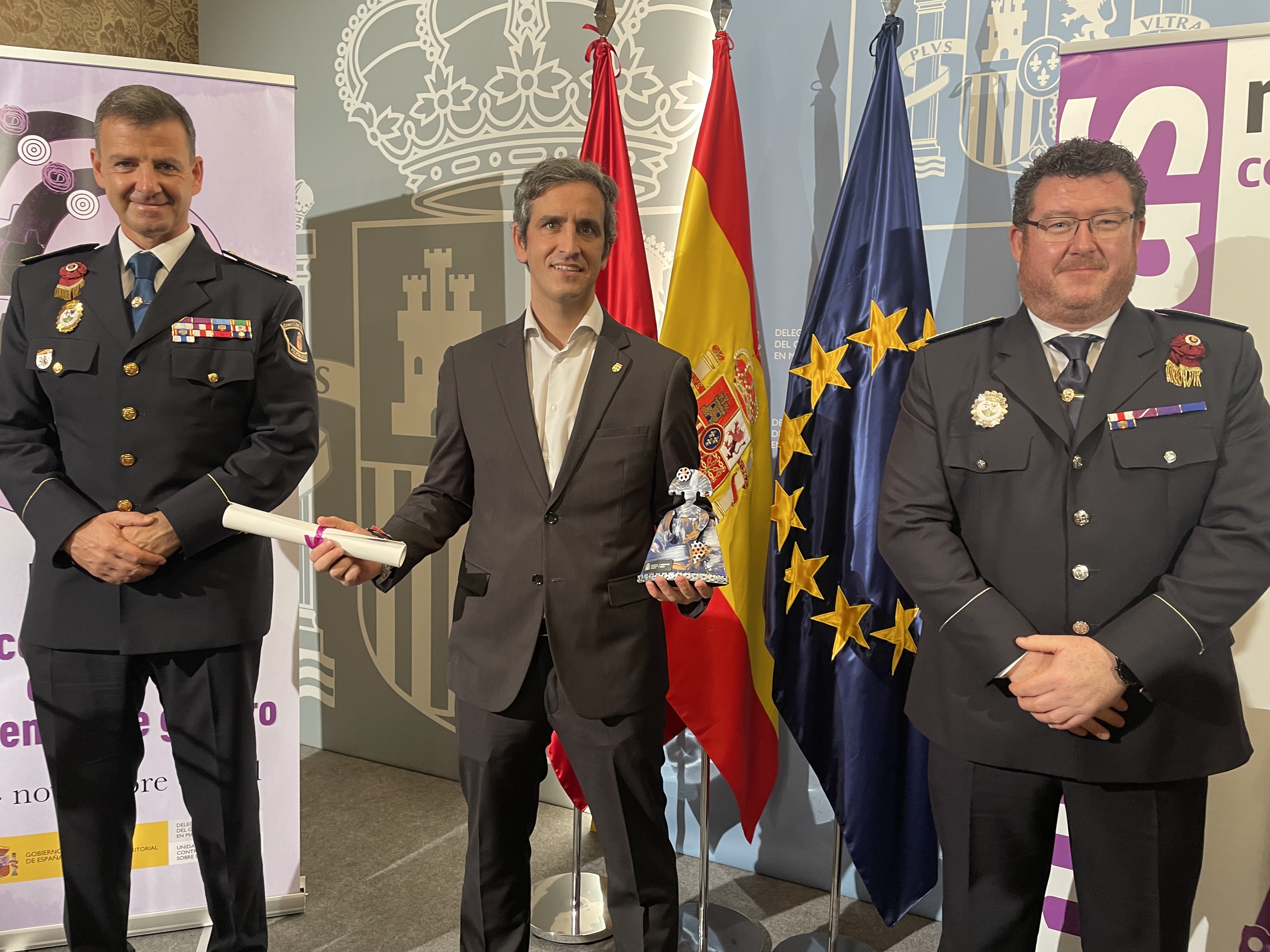 El alcalde de Alcobendas, junto al jefe de la Policía Local y un integrante del Grupo Luna
