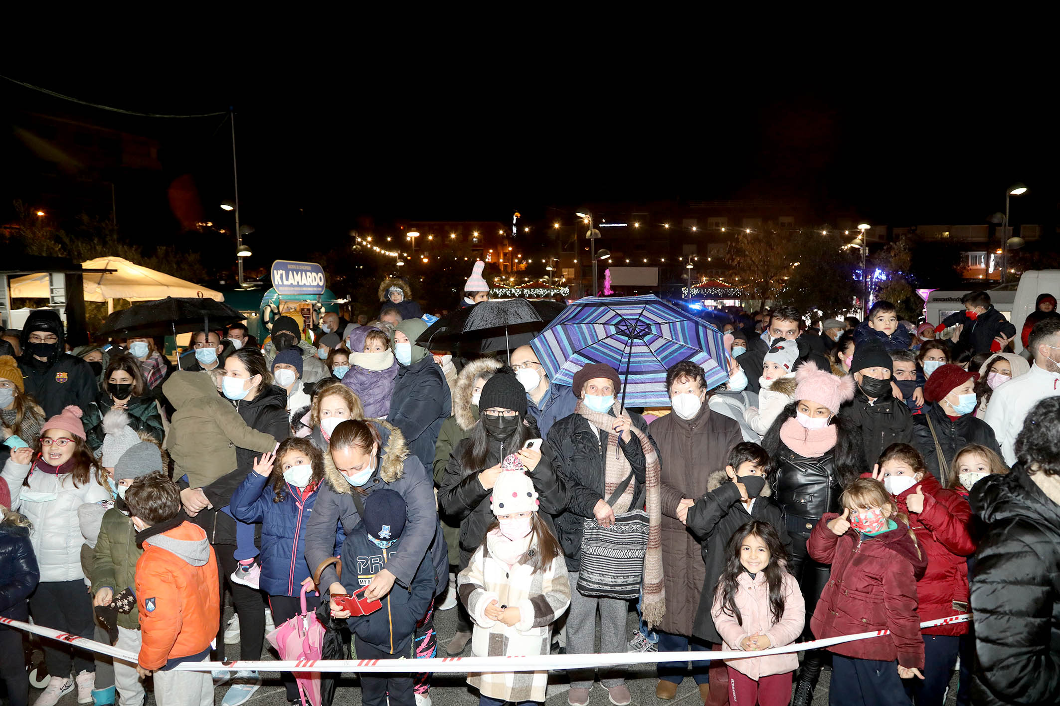Multitud de personas asistieron al encendido de luces navideñas