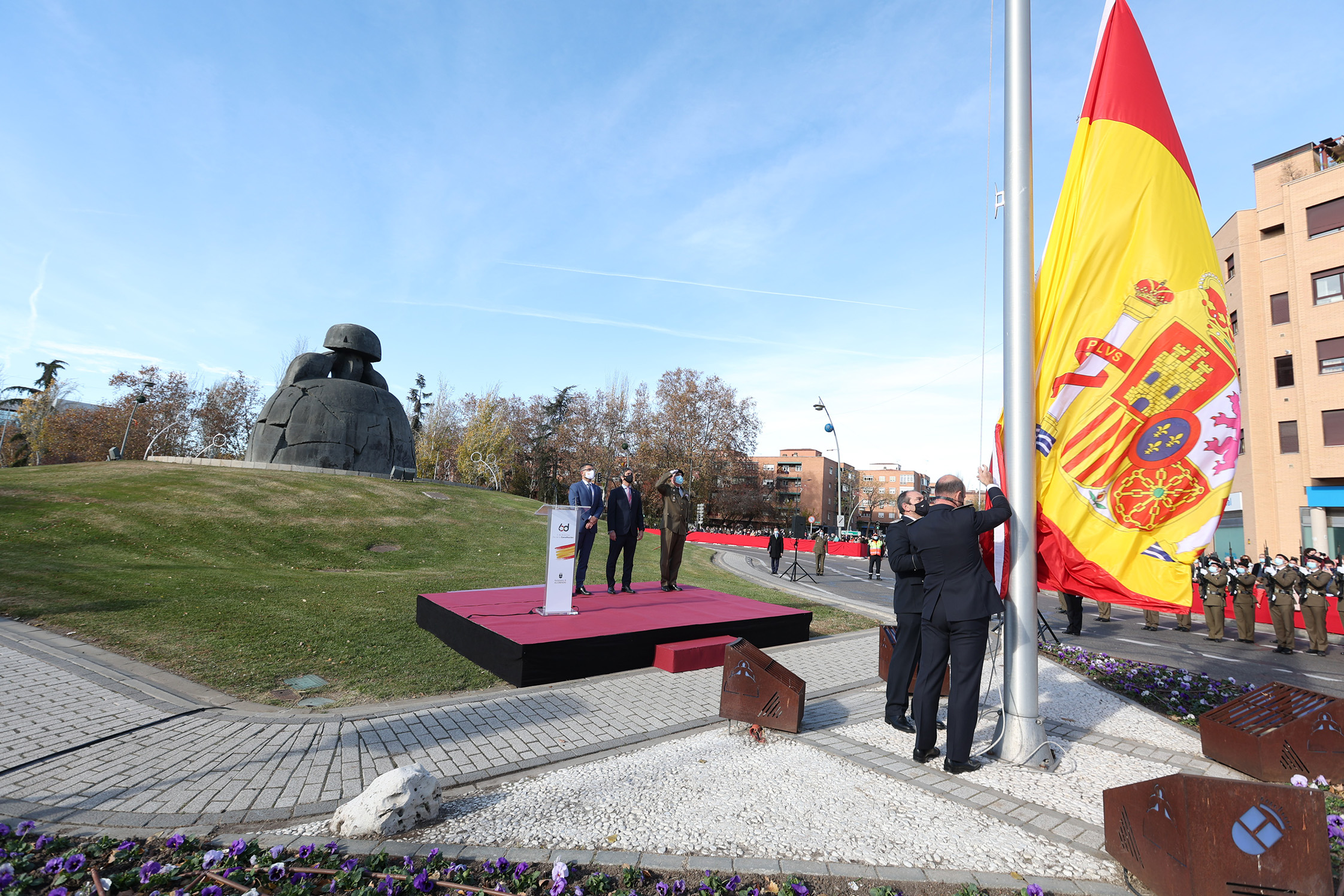 Izado de la bandera en el Día de la Constitución