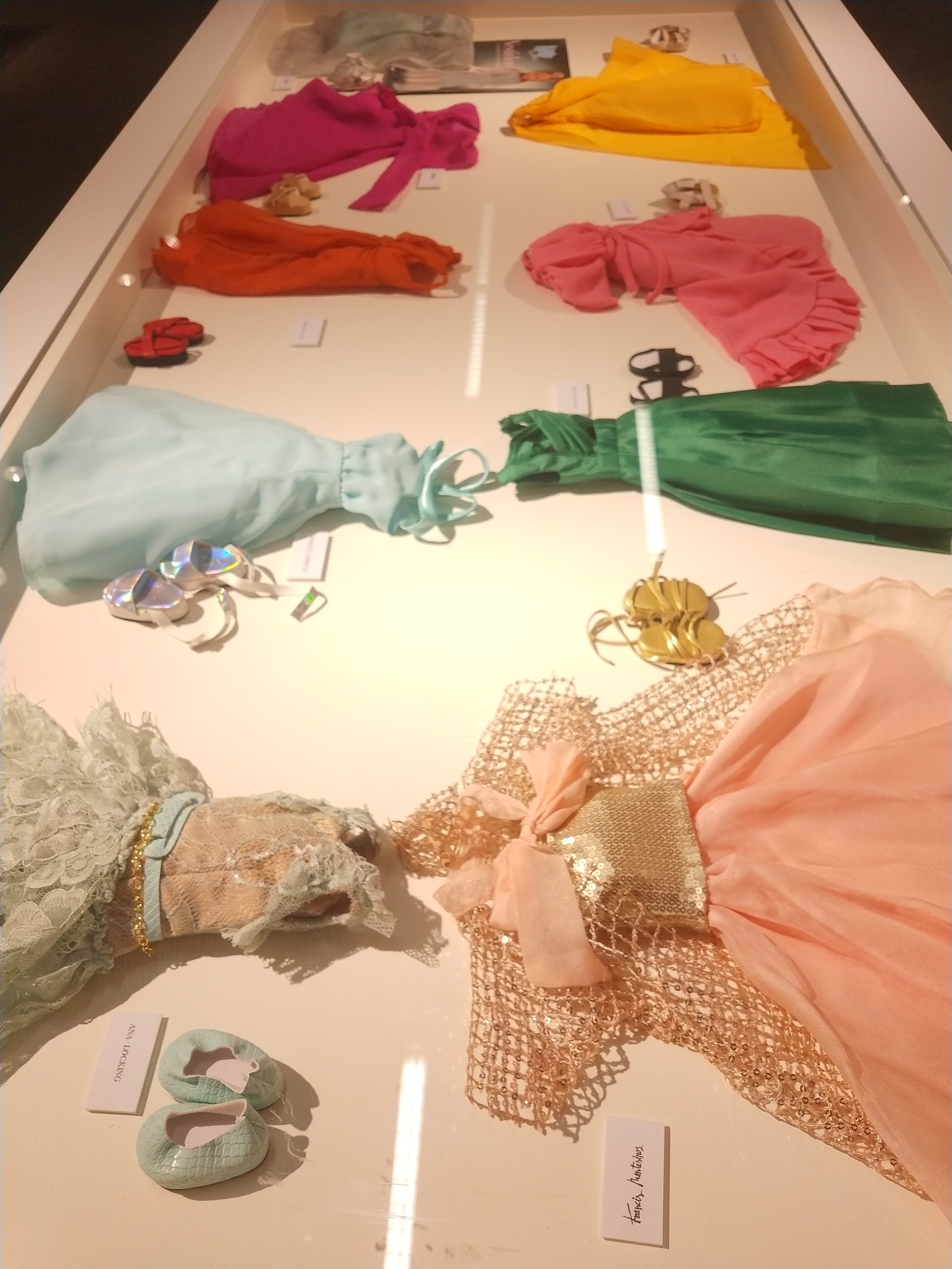 Algunos de los vestidos de Nancy en la exposición del Centro de Arte