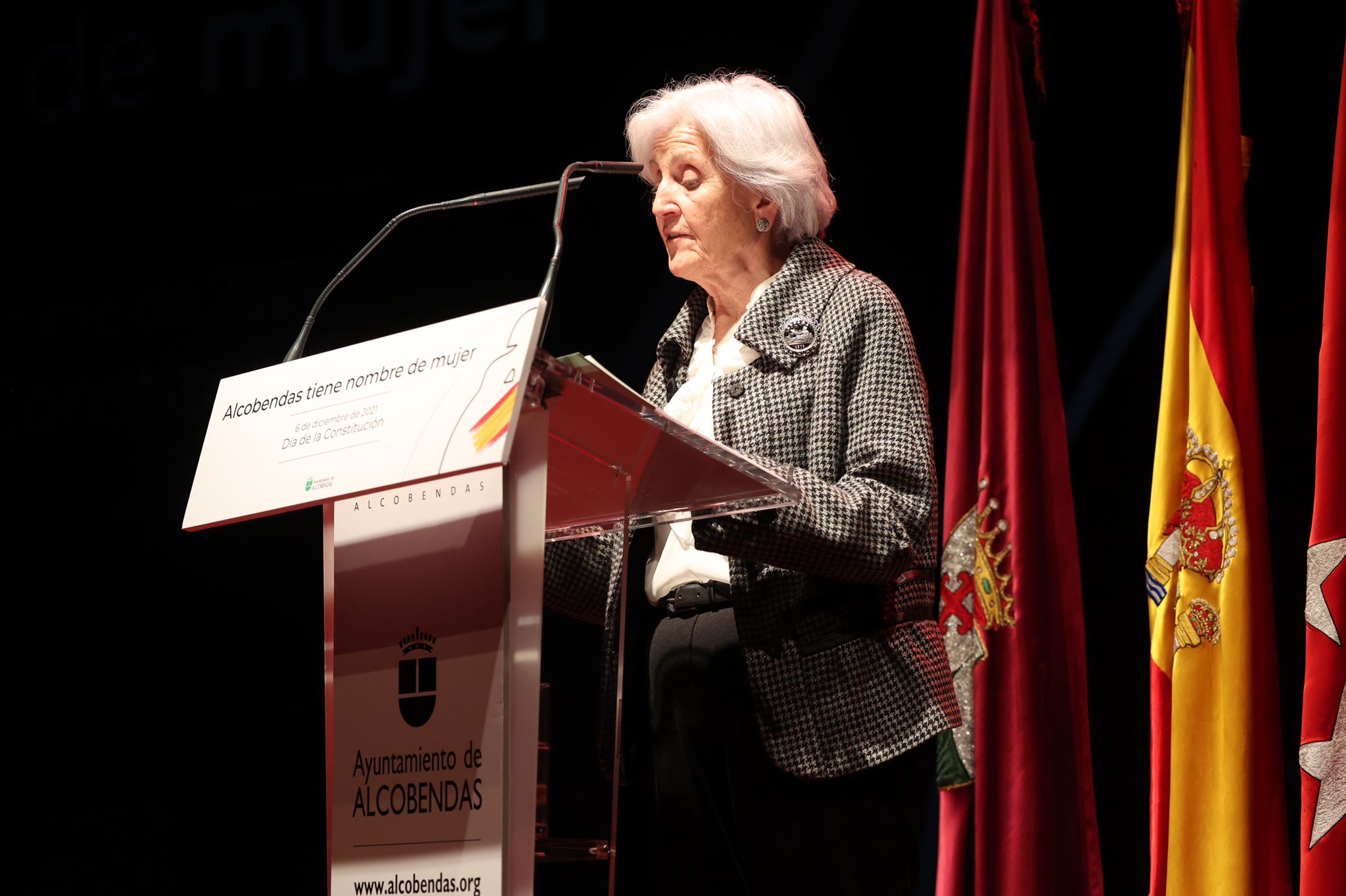 profesora Paquita Fernández Rodrigo hablando en Homenaje a mujeres