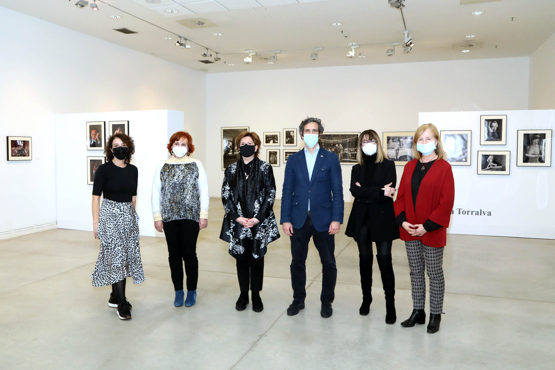 Autoridades que acudieron a la apertura de la exposición 'Cinco Miradas'