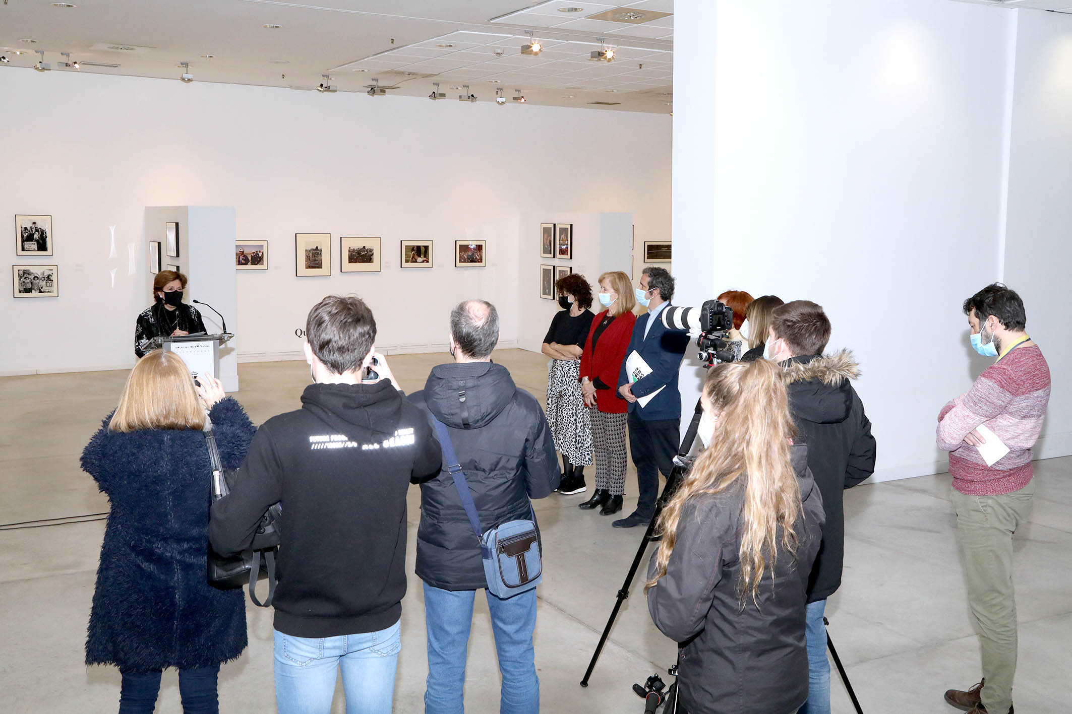 La concejal de Cultura durante la apertura de la exposición 'Cinco Miradas'