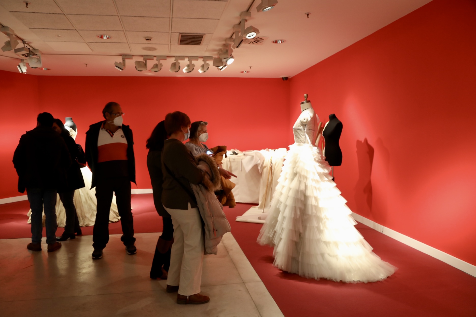 Exposición Tras el Telón. Lorenzo Caprile. Zona vestidos de novia