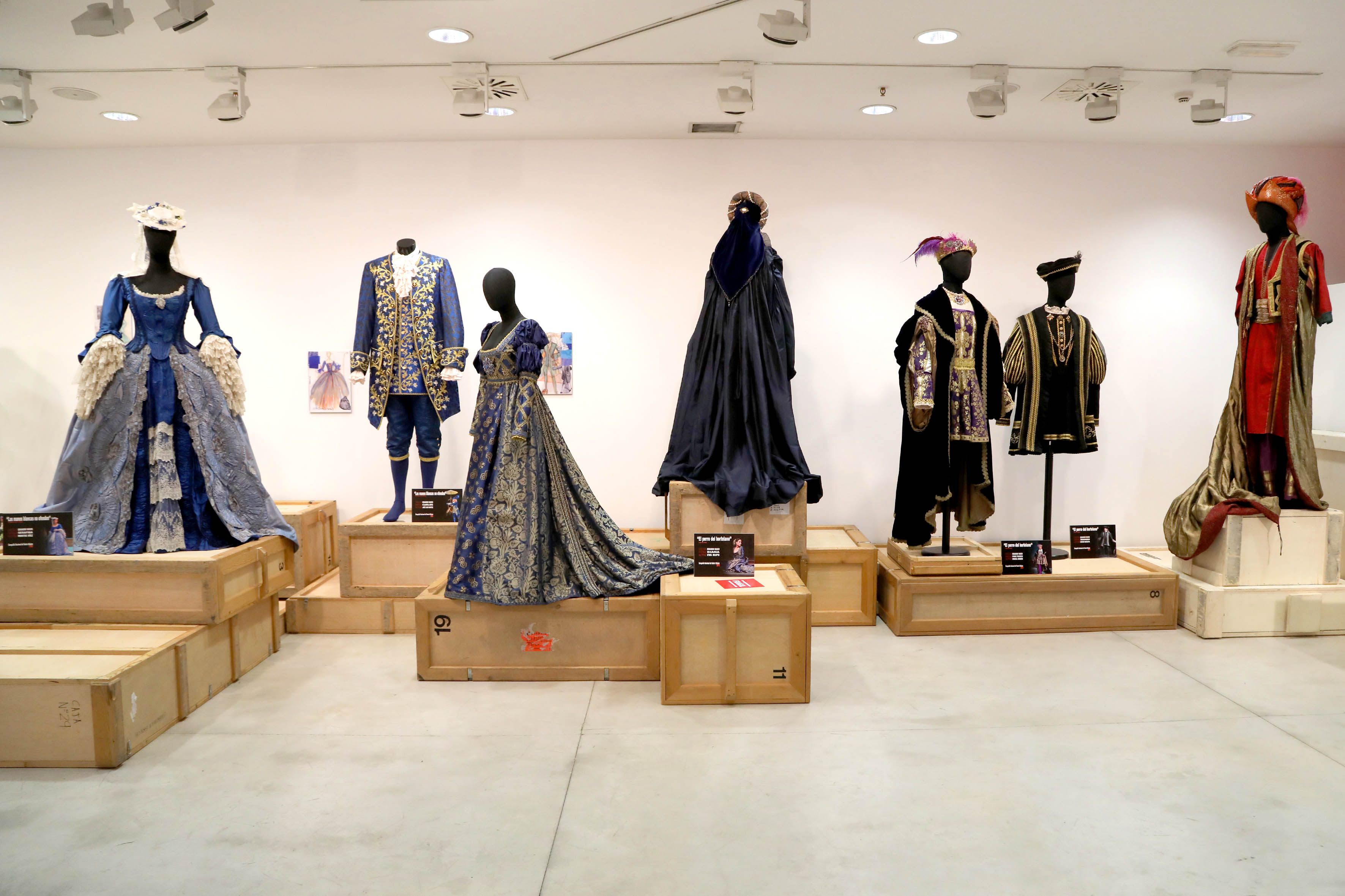 Exposición Tras el Telón. Lorenzo Caprile. vestidos teatro