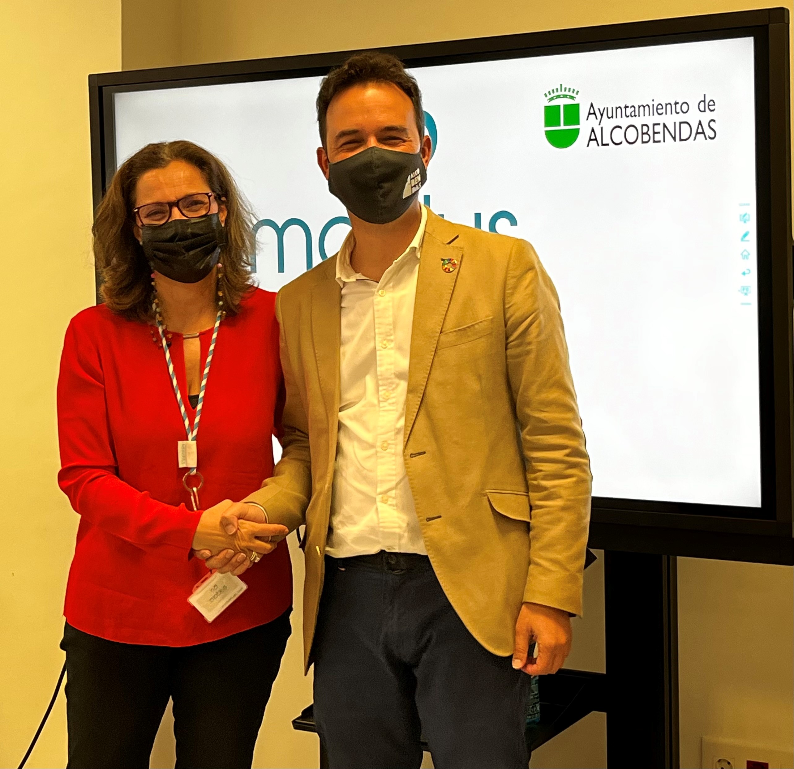 El concejal de Desarrollo Económico y la representante de Mobius tras el curso de la Mobius Academy