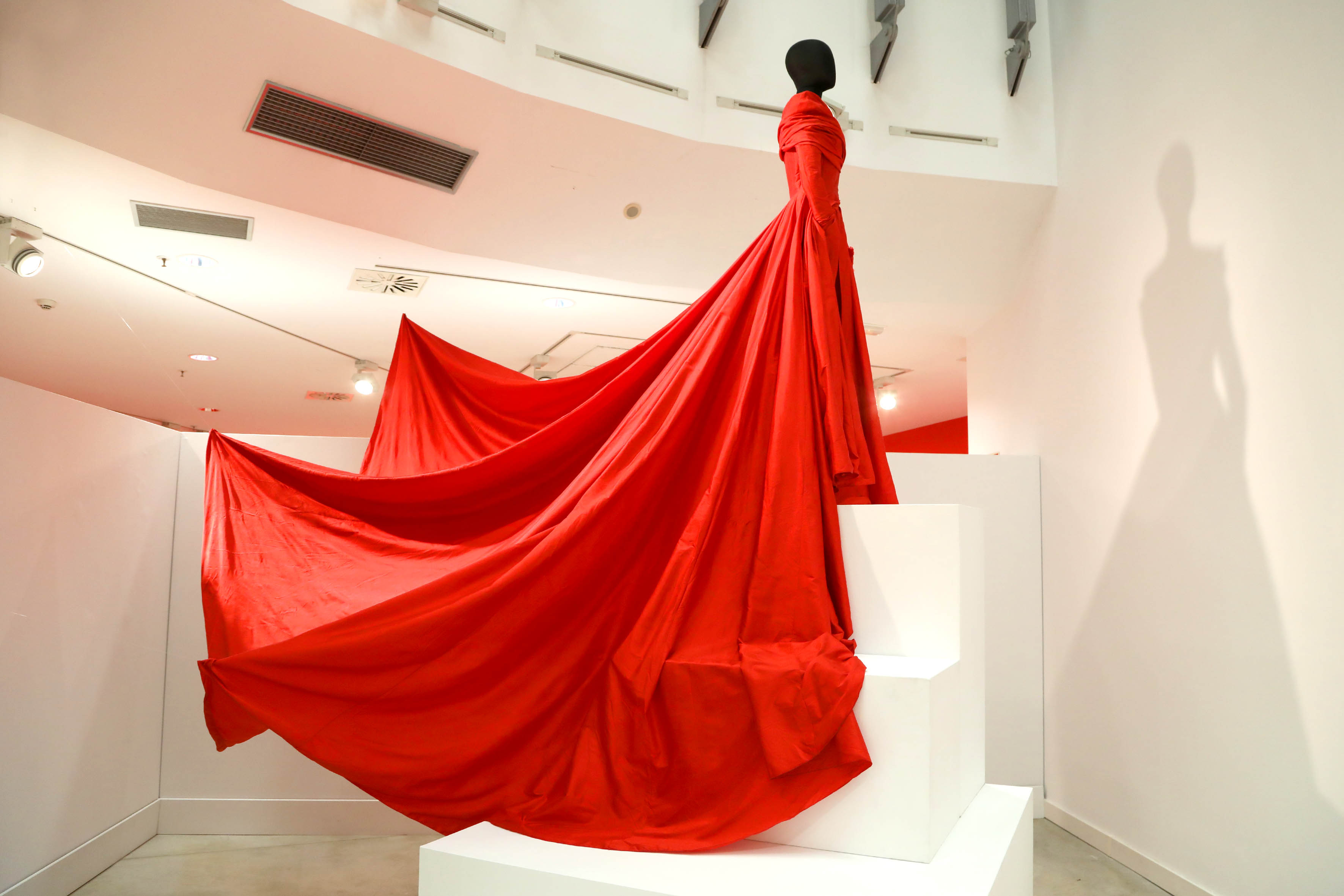 Imagen de un espectacular vestido de la exposición de Lorenzo Caprile