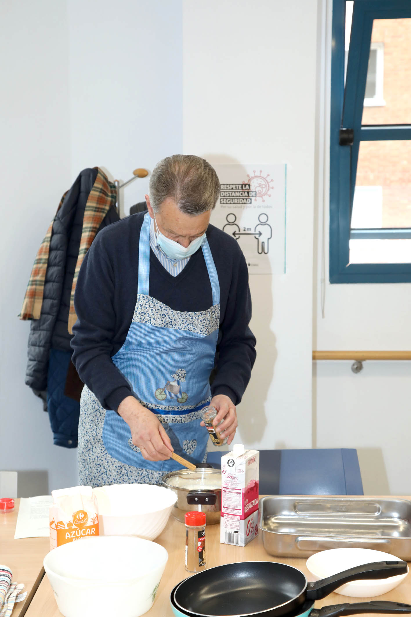 Taller de cocina de mayores en la calle Orense