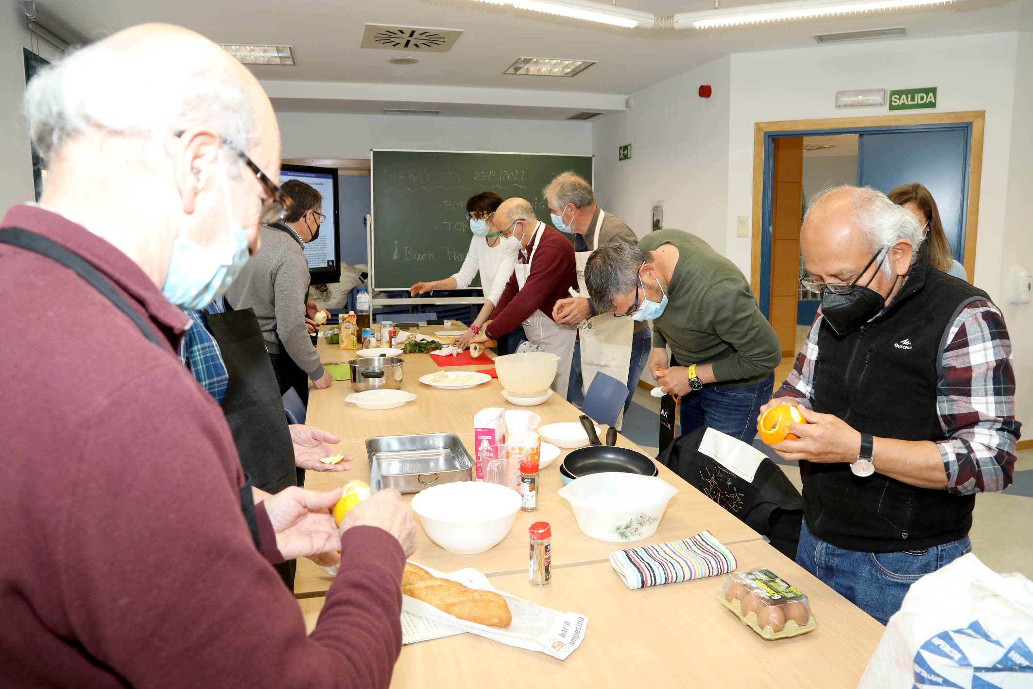 Taller de cocina de mayores en la calle Orense