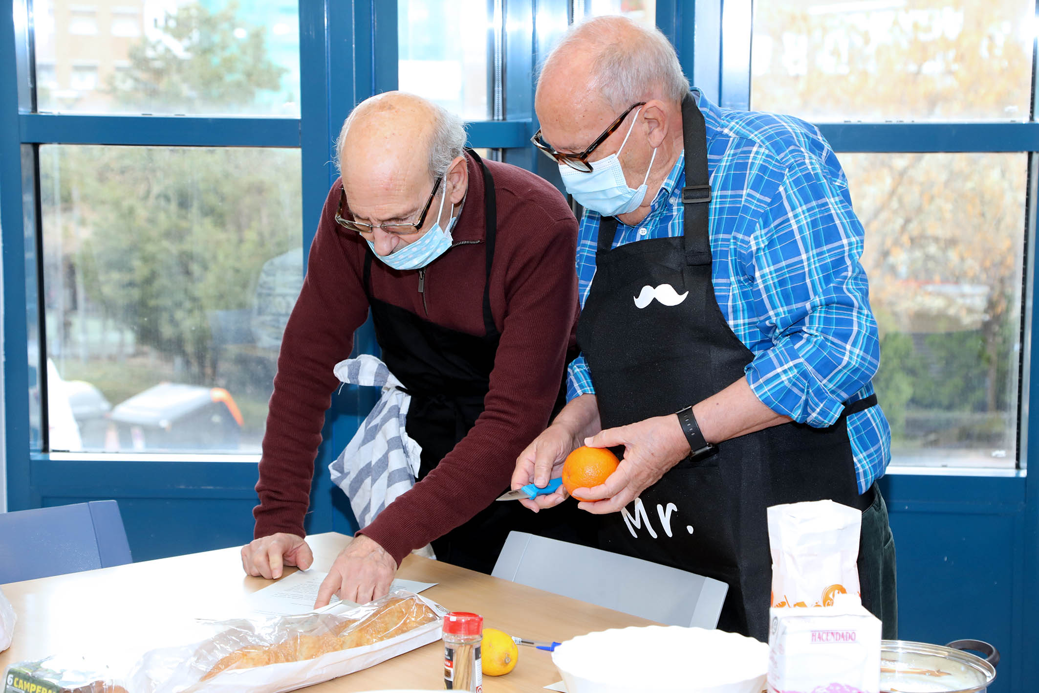 Taller de cocina de mayores en la calle Orense
