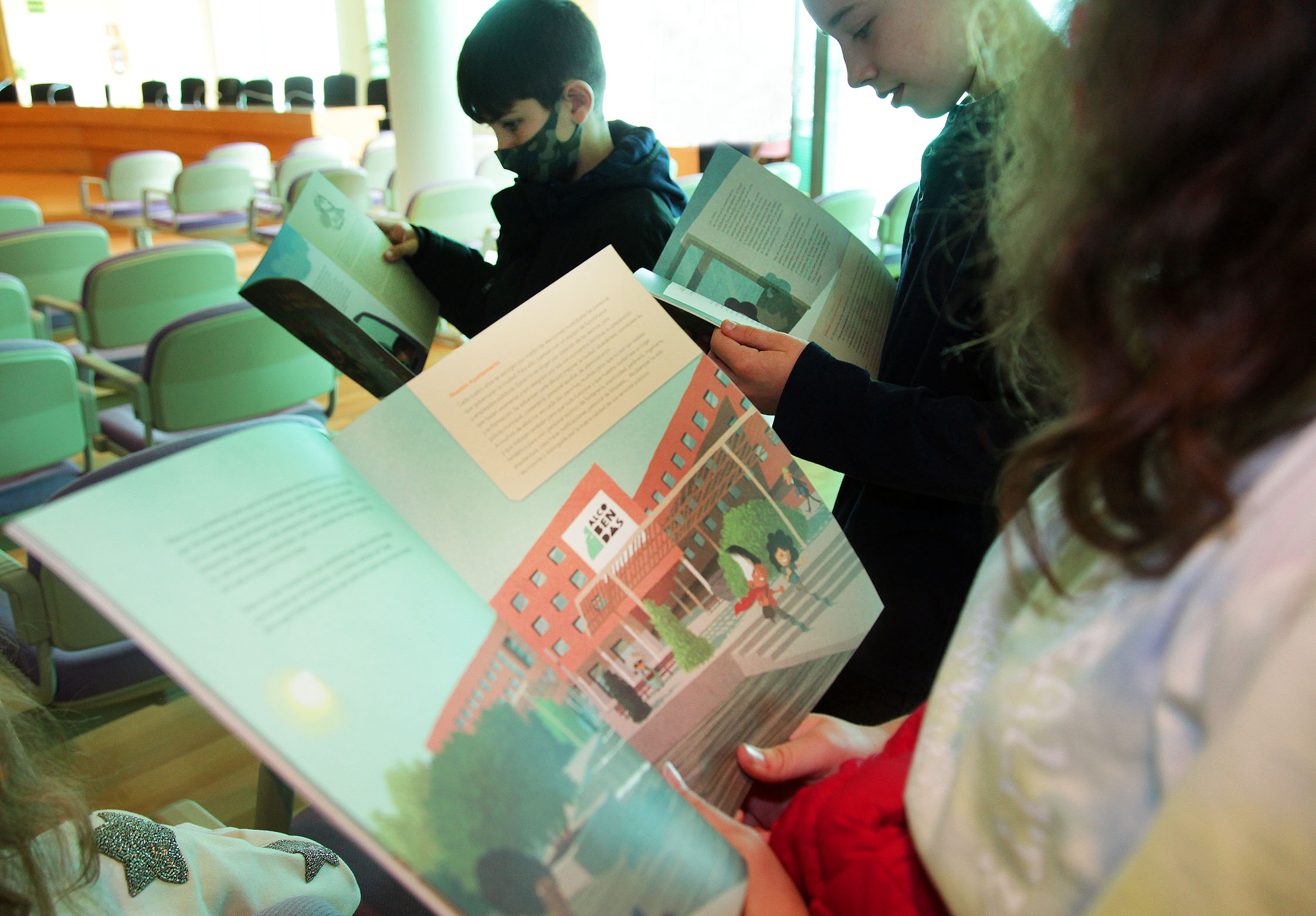 Niños leyendo el cuento La magia de Alcobendas
