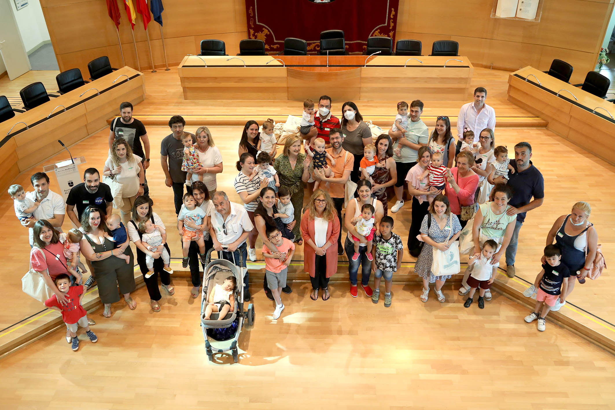 Un grupo de familias en la entrega de la canastilla de 'Mis primeros pasos'