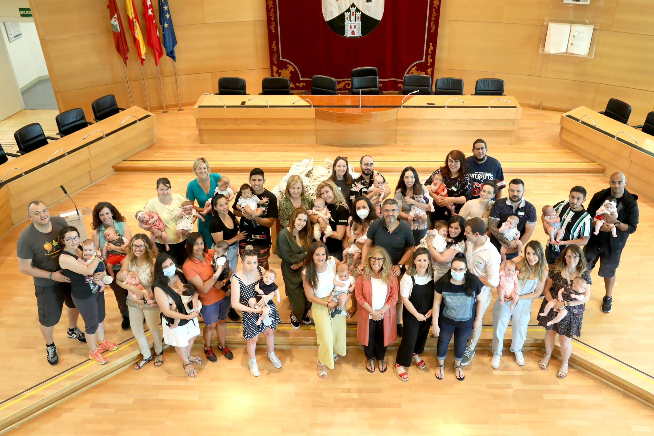 Un grupo de familias en la entrega de la canastilla de 'Mis primeros pasos'