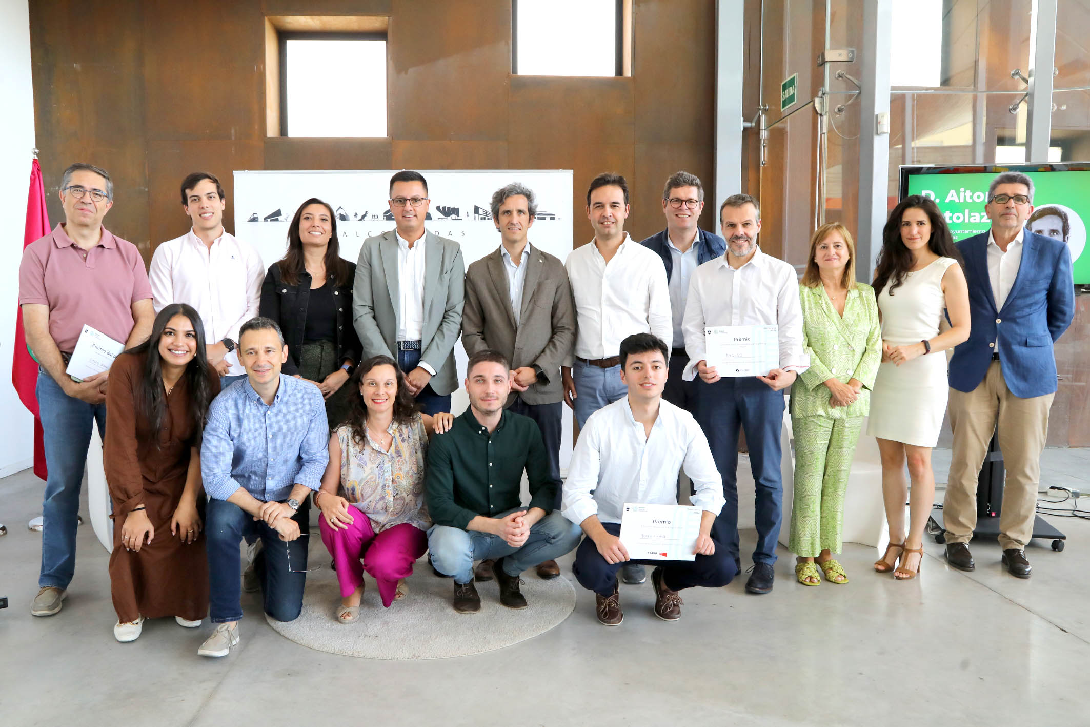 Las autoridades junto a los emprendedores acelerados en la primea edición y algunos miembros del jurado