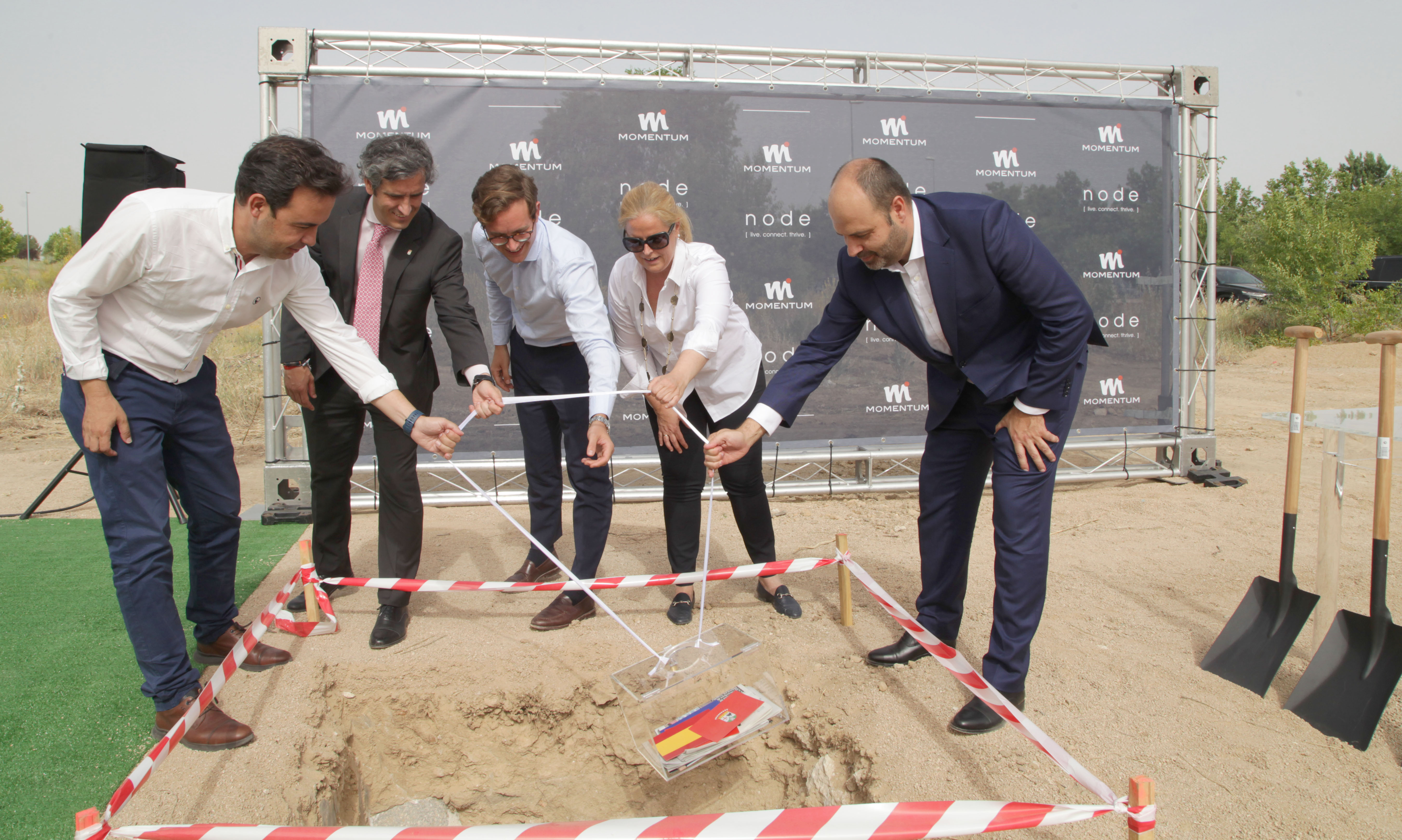En la primera piedra se introdujeron publicaciones actuales, incluido SietedíaS, así como otros artículos