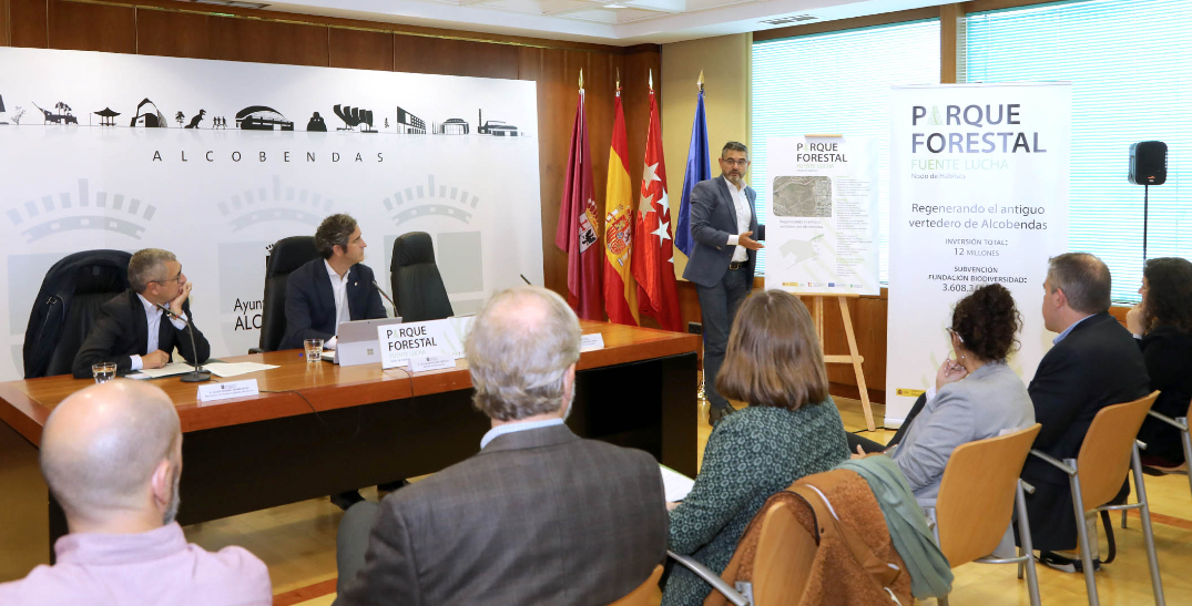 El vicealcalde explicando la concepción de este parque forestal