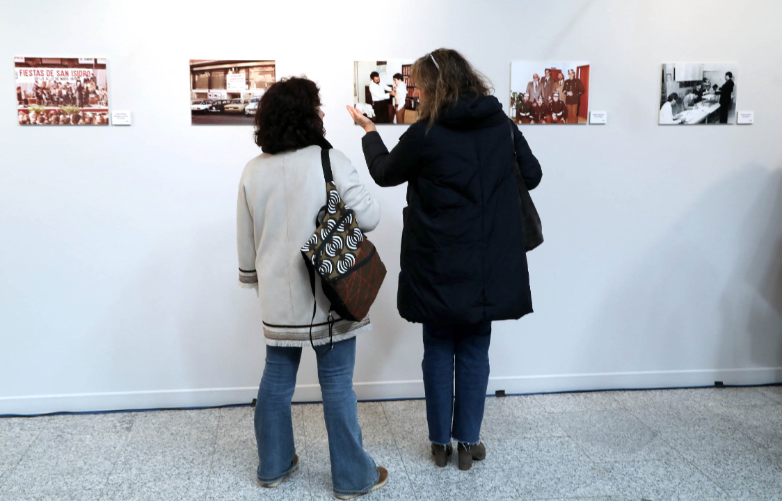 La muestra tiene 25 imágenes, 13 en blanco y negro y 12 a color